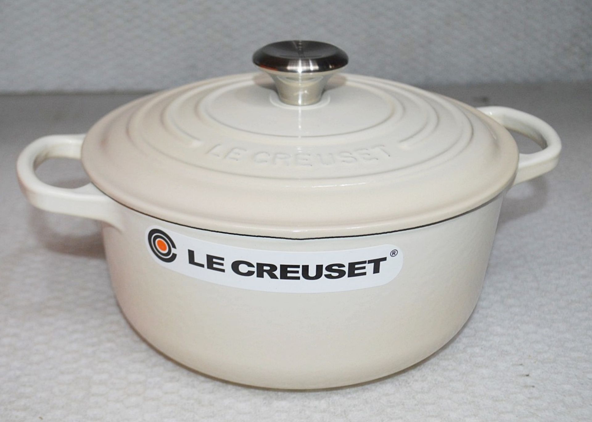 1 x LE CREUSET Signature Cast Iron Round Casserole Dish With Lid In Meringue (20cm) - RRP £200.00