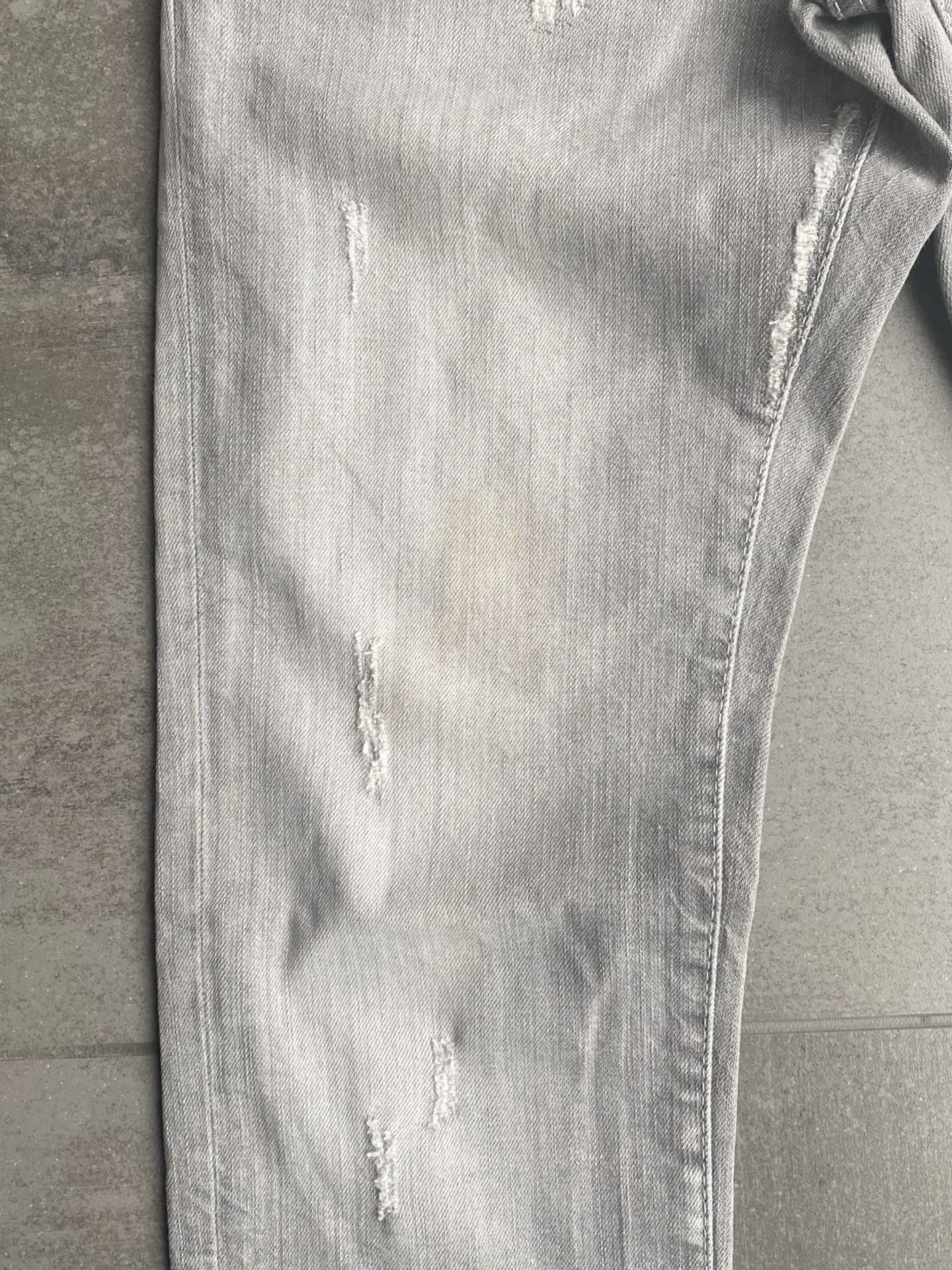 1 x Pair Of Men's Genuine Dsquared2 Designer Jeans In Grey - Waist Size: UK 32 / Italy 48 - Image 3 of 8