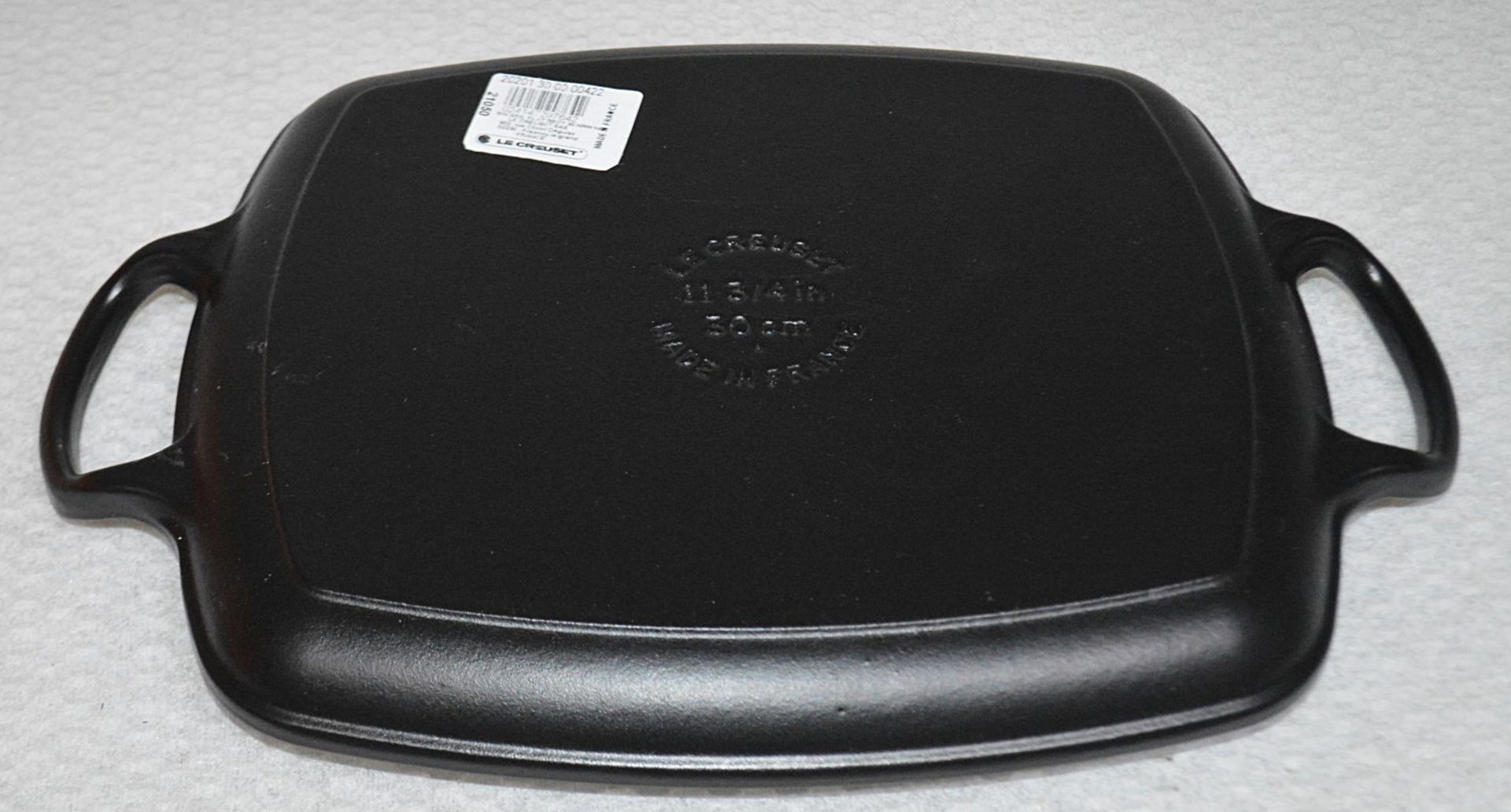 1 x LE CREUSET Signature Cast Iron Shallow Rectangular Grill In Matt Black (30cm) - Original - Image 3 of 6