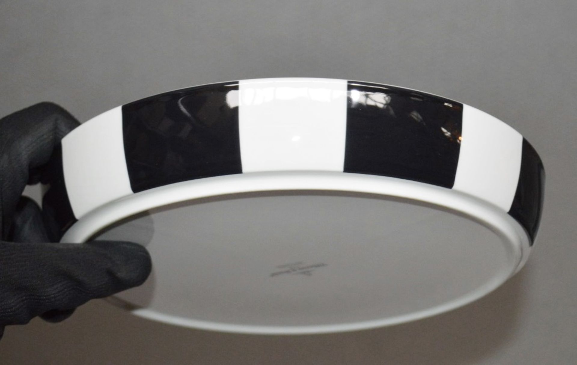 1 x VILLEROY & BOCH Premium Porcelain 2-Tone Bowl - Made In Germany - Dimensions: ø23.5cm x H4cm - Image 3 of 3