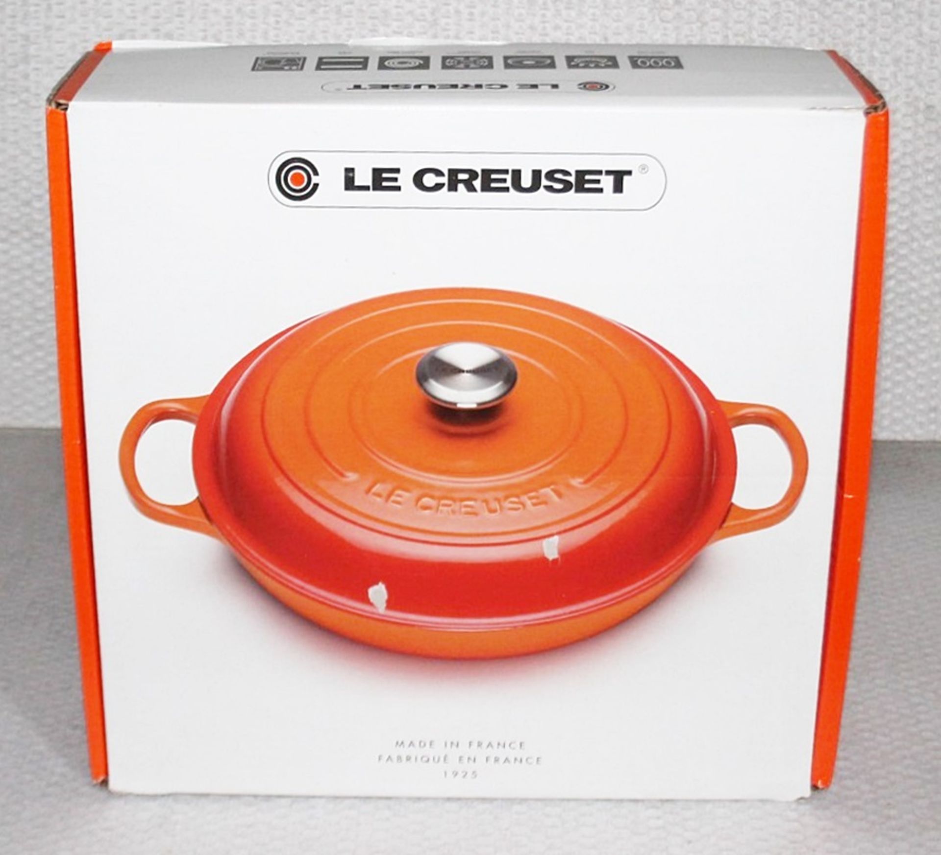 1 x LE CREUSET Signature Cast Iron Round Shallow Casserole Dish With Lid In Matt Black (30cm) - Image 5 of 8