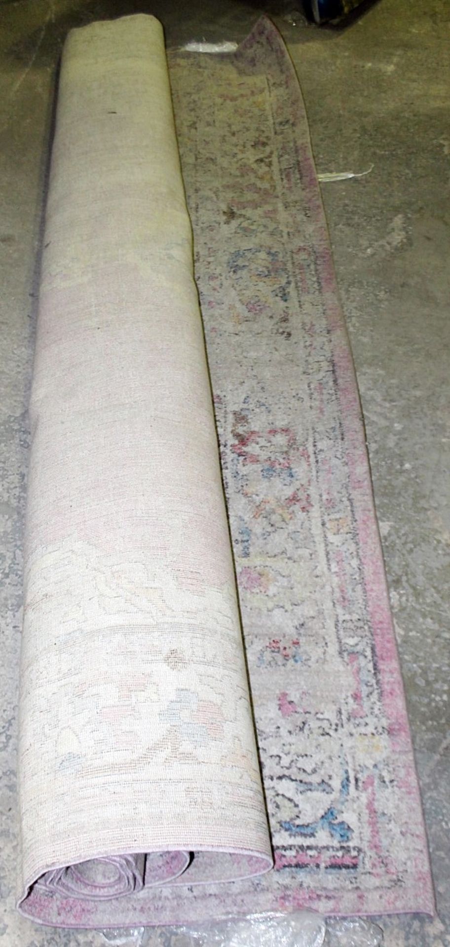 1 x Large Rug Featuring An Distressed Classical-Style Design In Pink - Ex-Showroom Piece - - Image 2 of 3