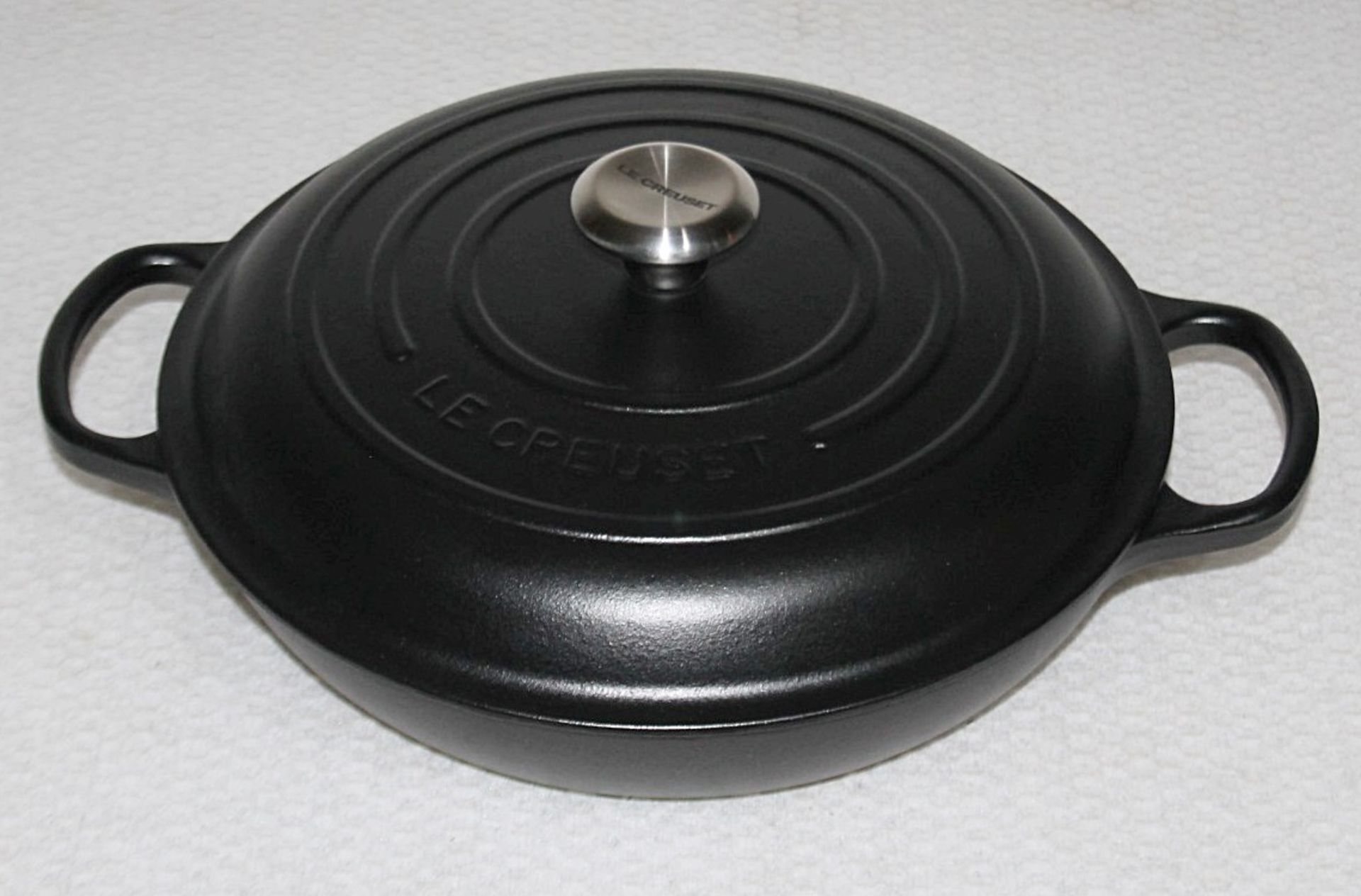 1 x LE CREUSET Signature Cast Iron Round Shallow Casserole Dish With Lid In Matt Black (30cm)