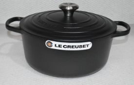 1 x LE CREUSET Signature Cast Iron Round Casserole Dish With Lid In Matt Black (26cm) - Original