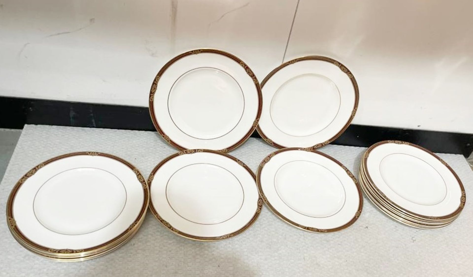 1 x Tennyson Royal Doulton Set Of Plates - Ref: AUR127 - CL652 - Location: Altrincham WA14 16 x - Image 8 of 13