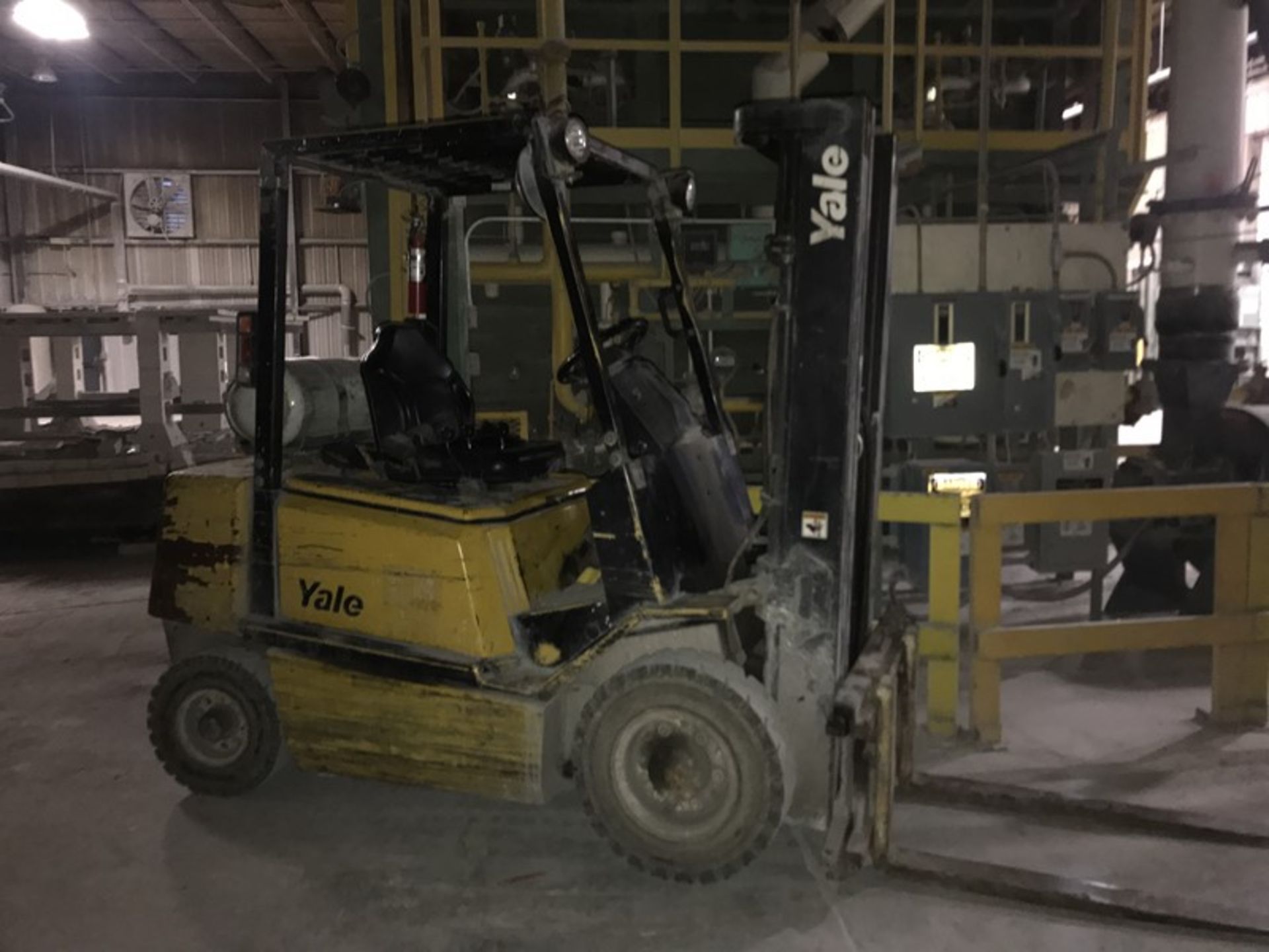 5000 Lb Yale Fork Lift - Image 2 of 11