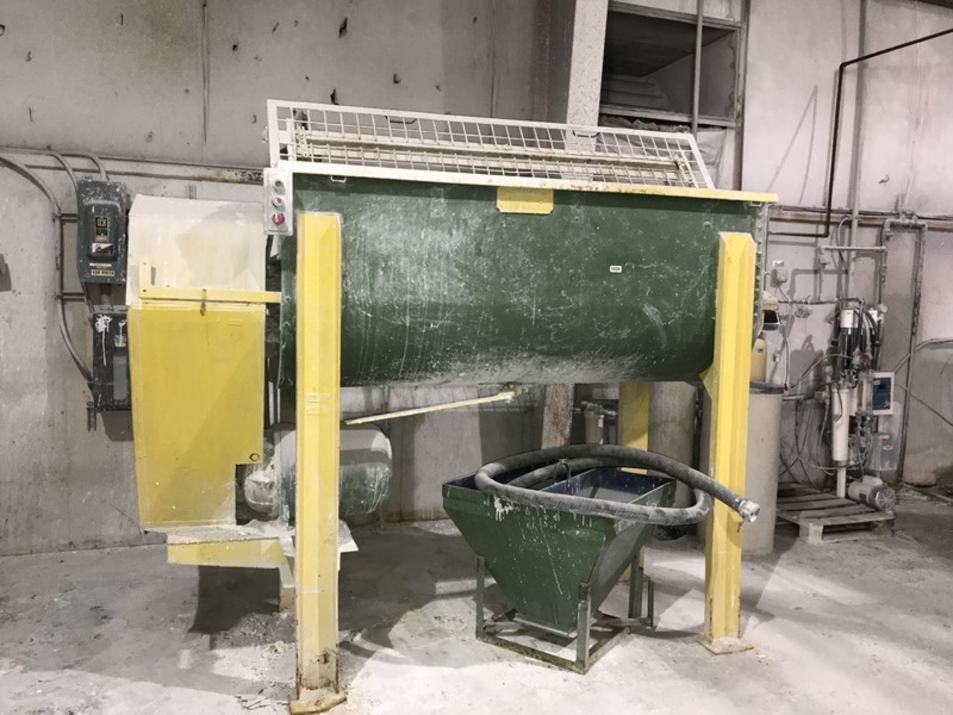 35 Cu. Ft Ribbon Blender with discharge tote.