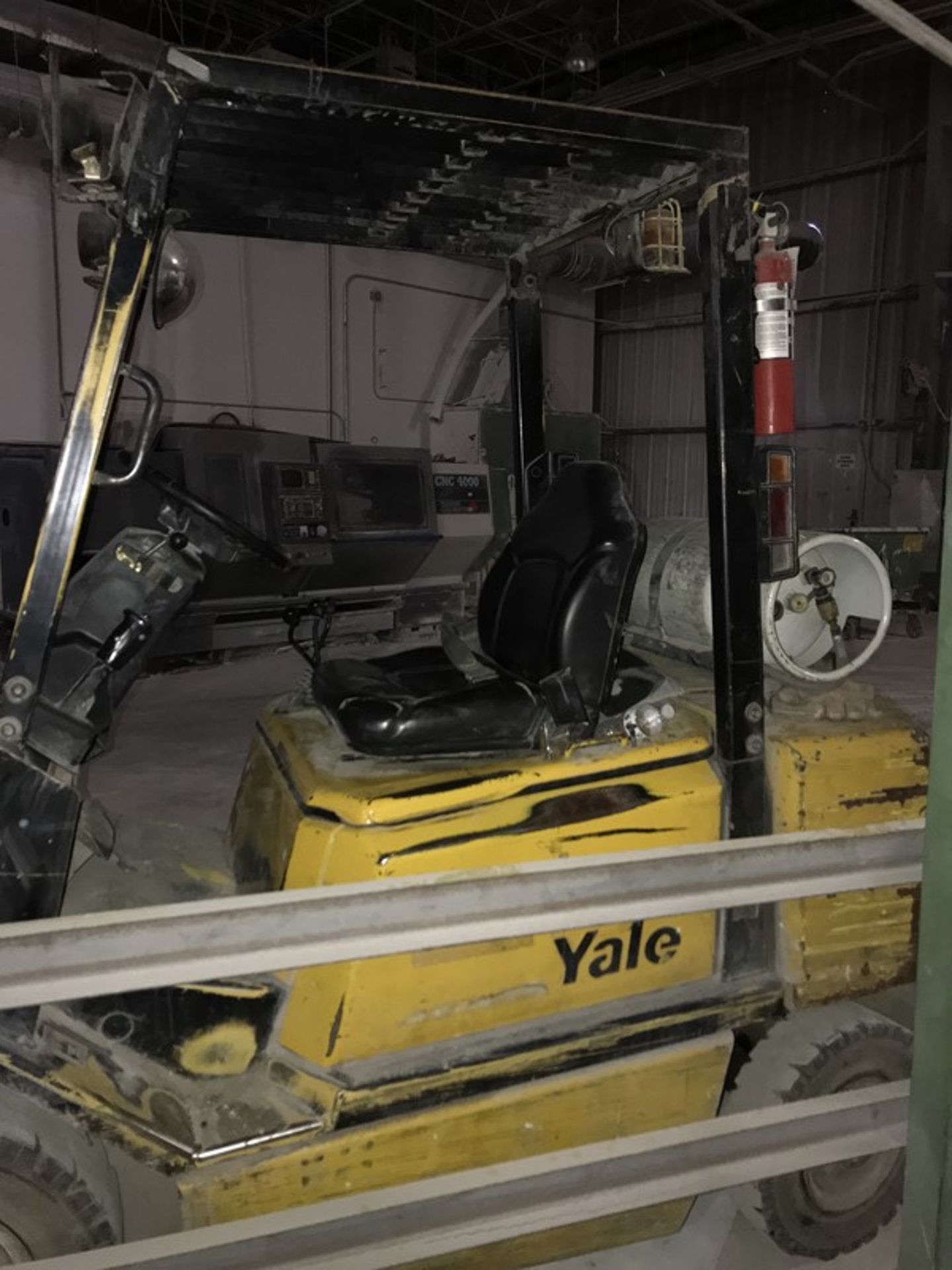 5000 Lb Yale Fork Lift - Image 5 of 11