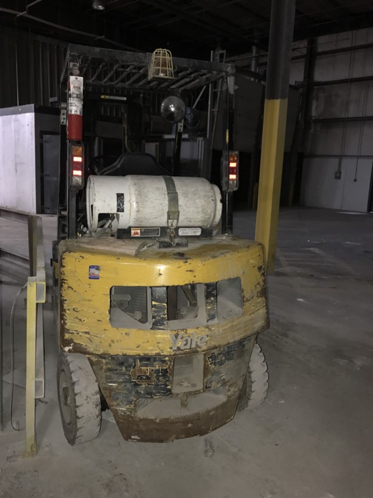 5000 Lb Yale Fork Lift - Image 4 of 11