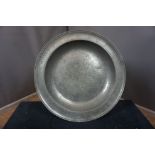 Plate in tin with knight decor diameter 40