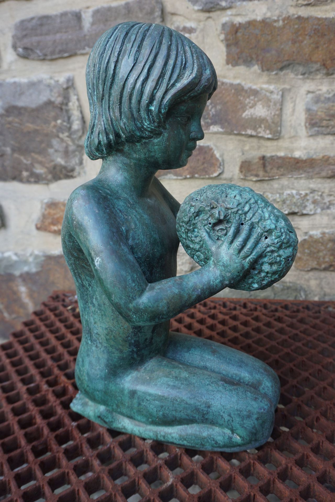 Fountain in bronze, girl with sponge H38x18x21 - Image 2 of 8