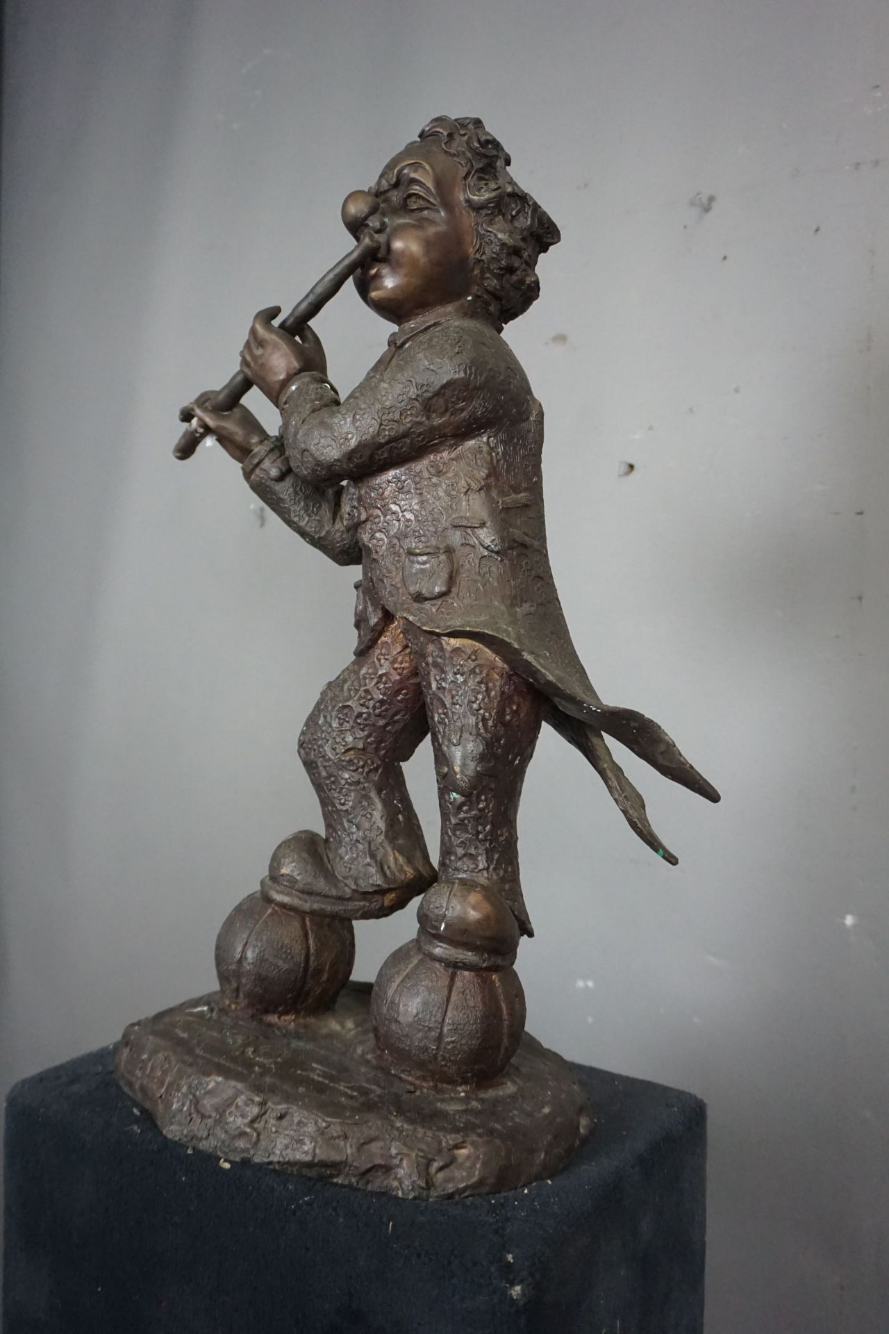 Statue in bronze, clown, signed H52 - Image 2 of 5