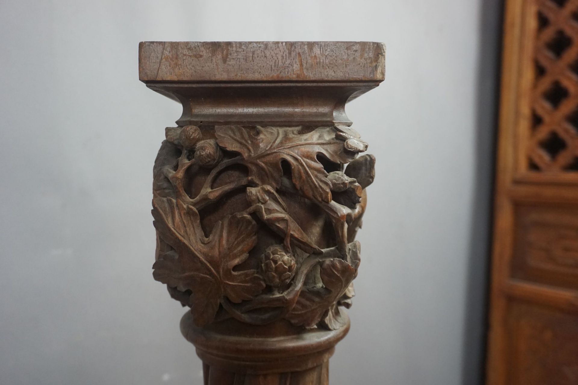 Neo-gothic twisted column in oak with insect sculptures on the capital H120 - Bild 3 aus 3