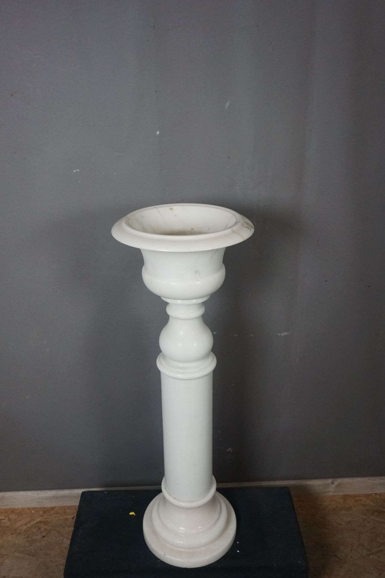 Vase on base in white marble H100 - Bild 2 aus 2