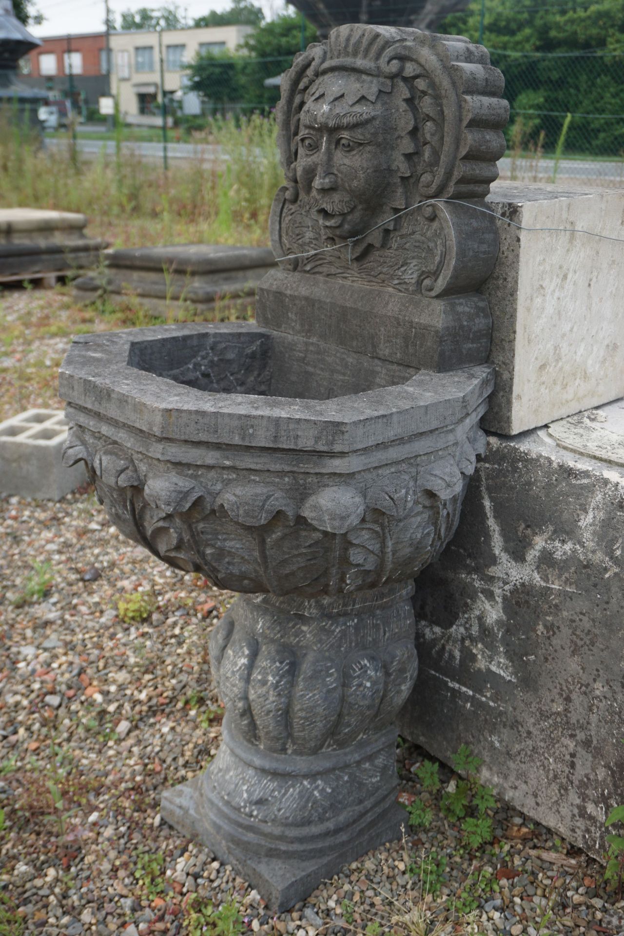 Fountain in bluestone H135x64x60 - Image 2 of 2