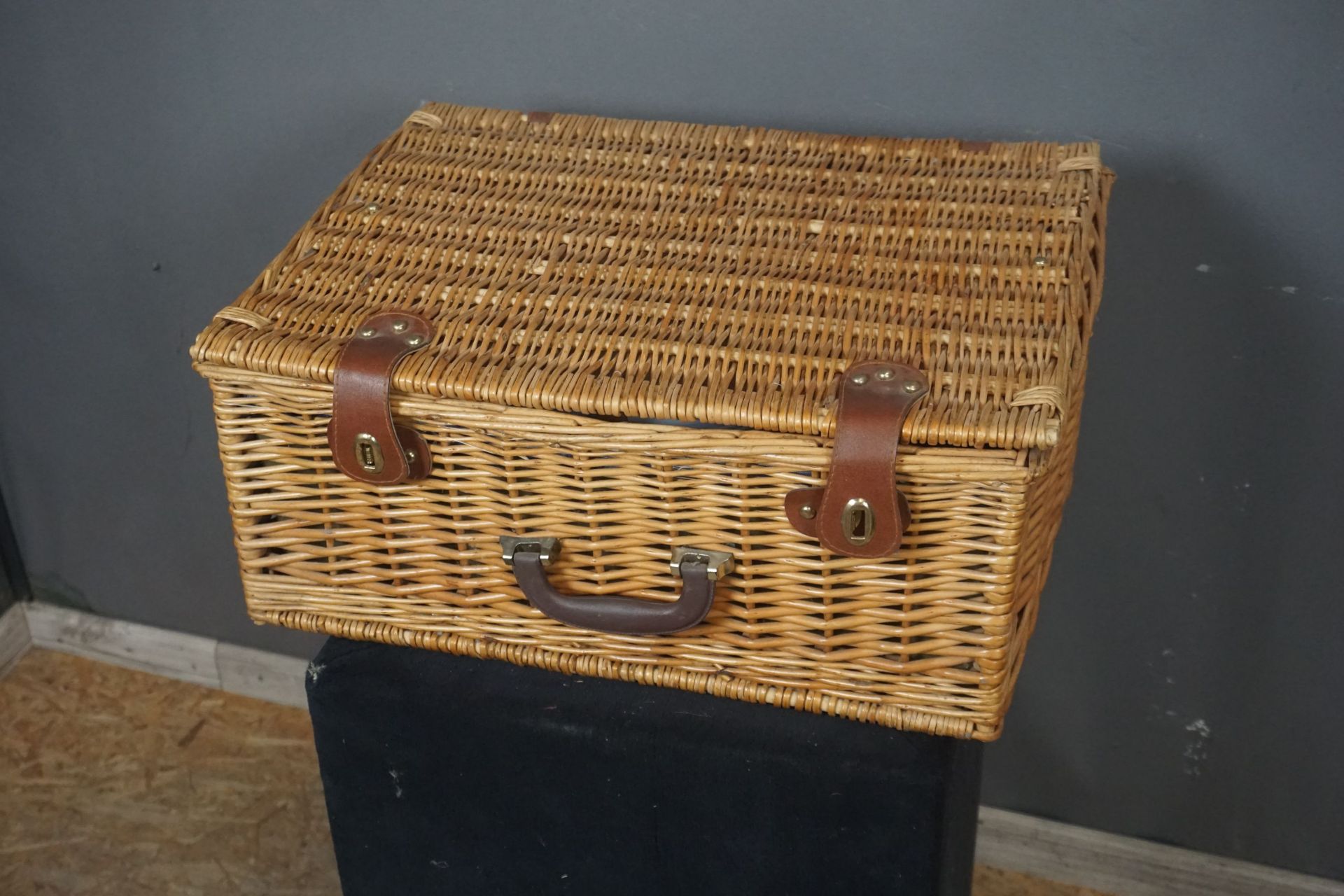 Suitcase in reed H23X55X42 - Image 2 of 2