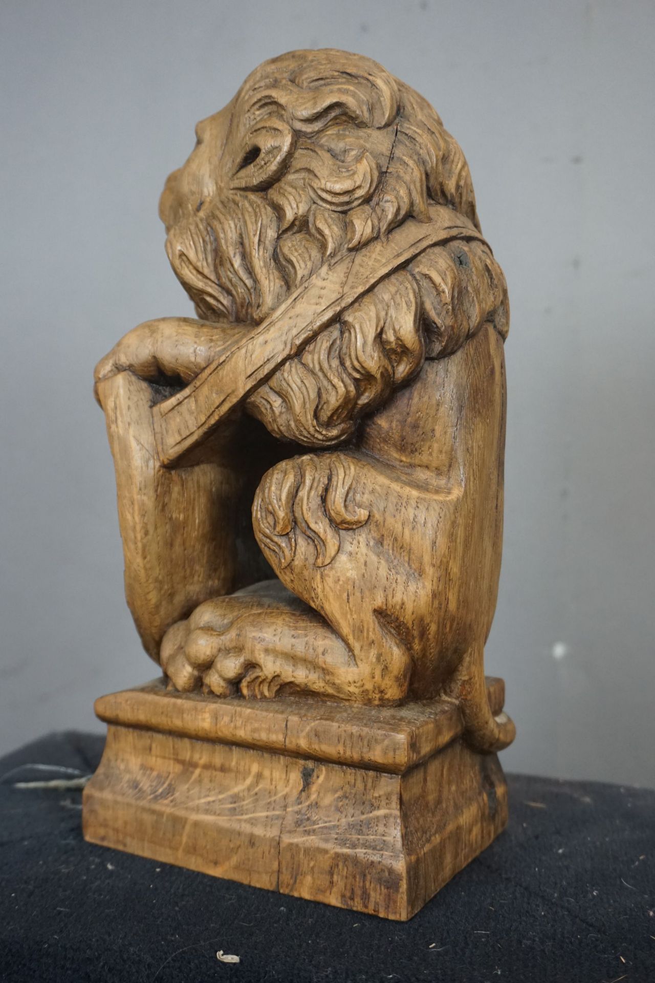 Sculpture in wood, lion with coat of arms H30 - Image 2 of 2
