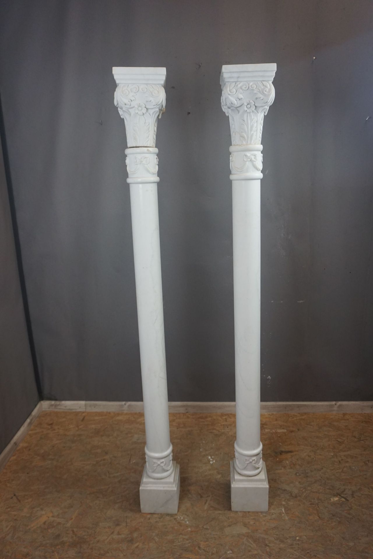 Couple of columns with capital in marble H180