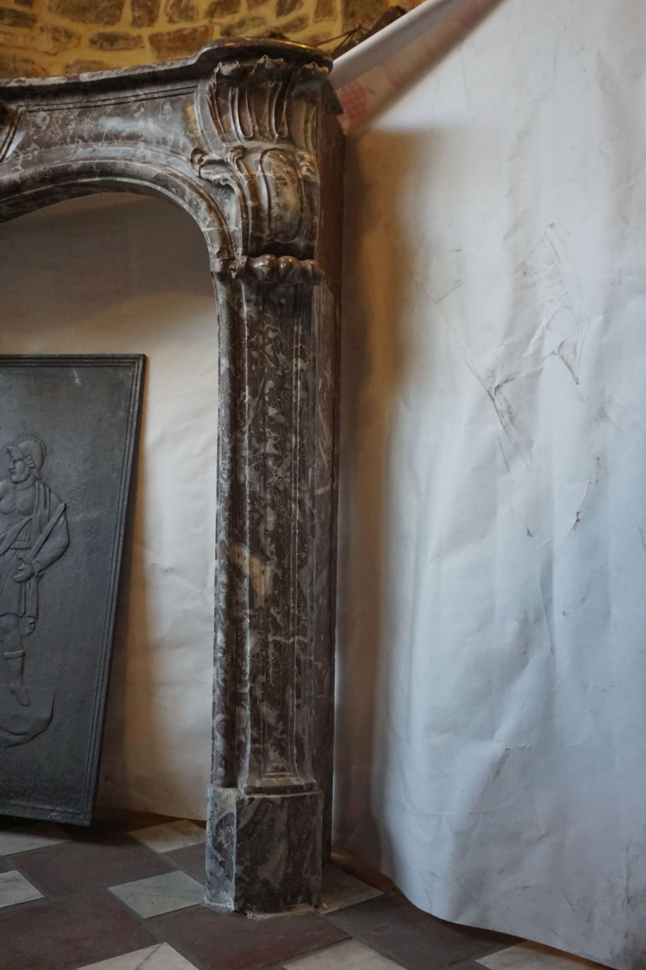 Fireplace in Rose marble with a crowned bridge with dogs, H127x172x24 - Bild 2 aus 3