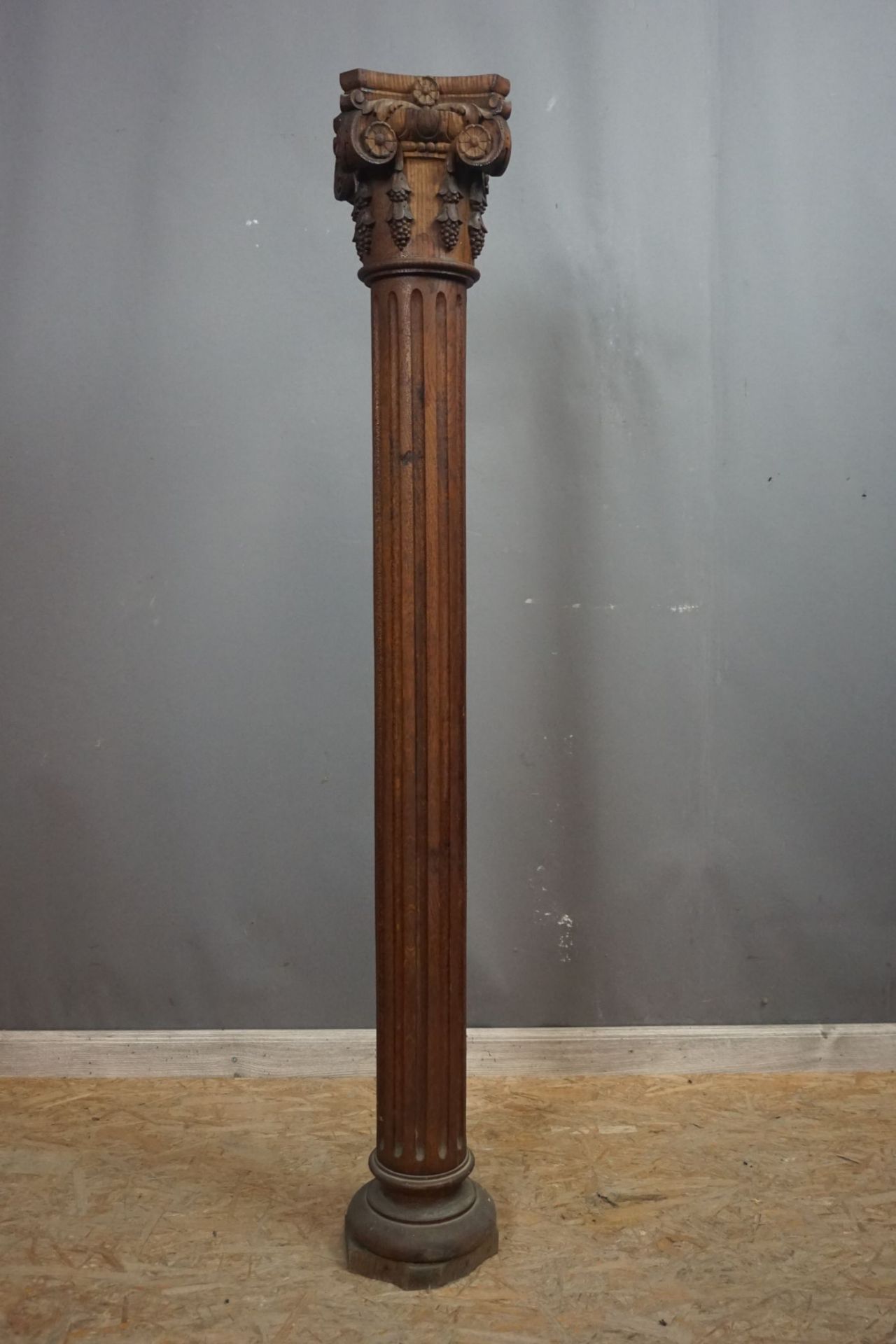 Column with capital in wood H130