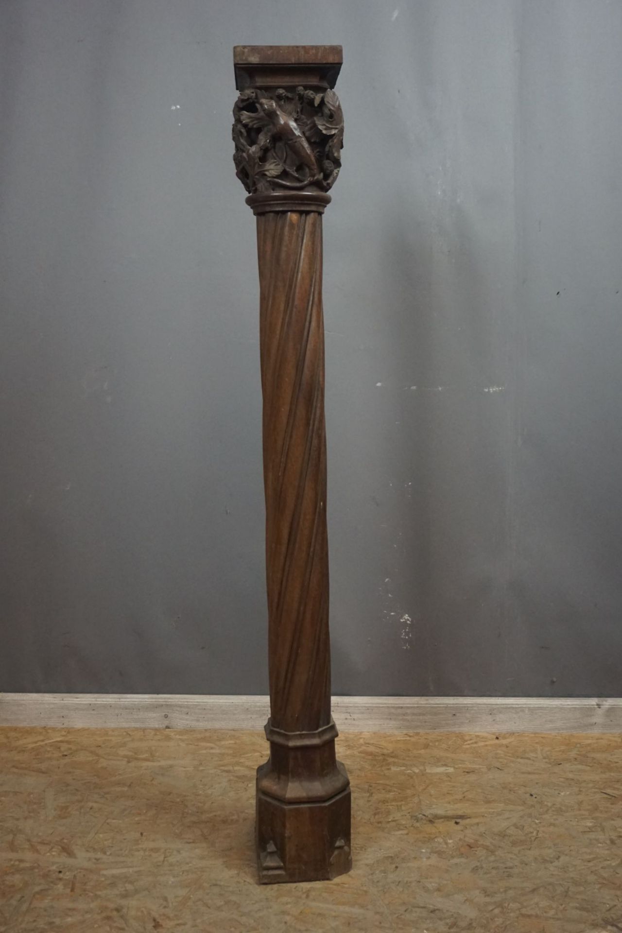 Neo-gothic twisted column in oak with insect sculptures on the capital H120