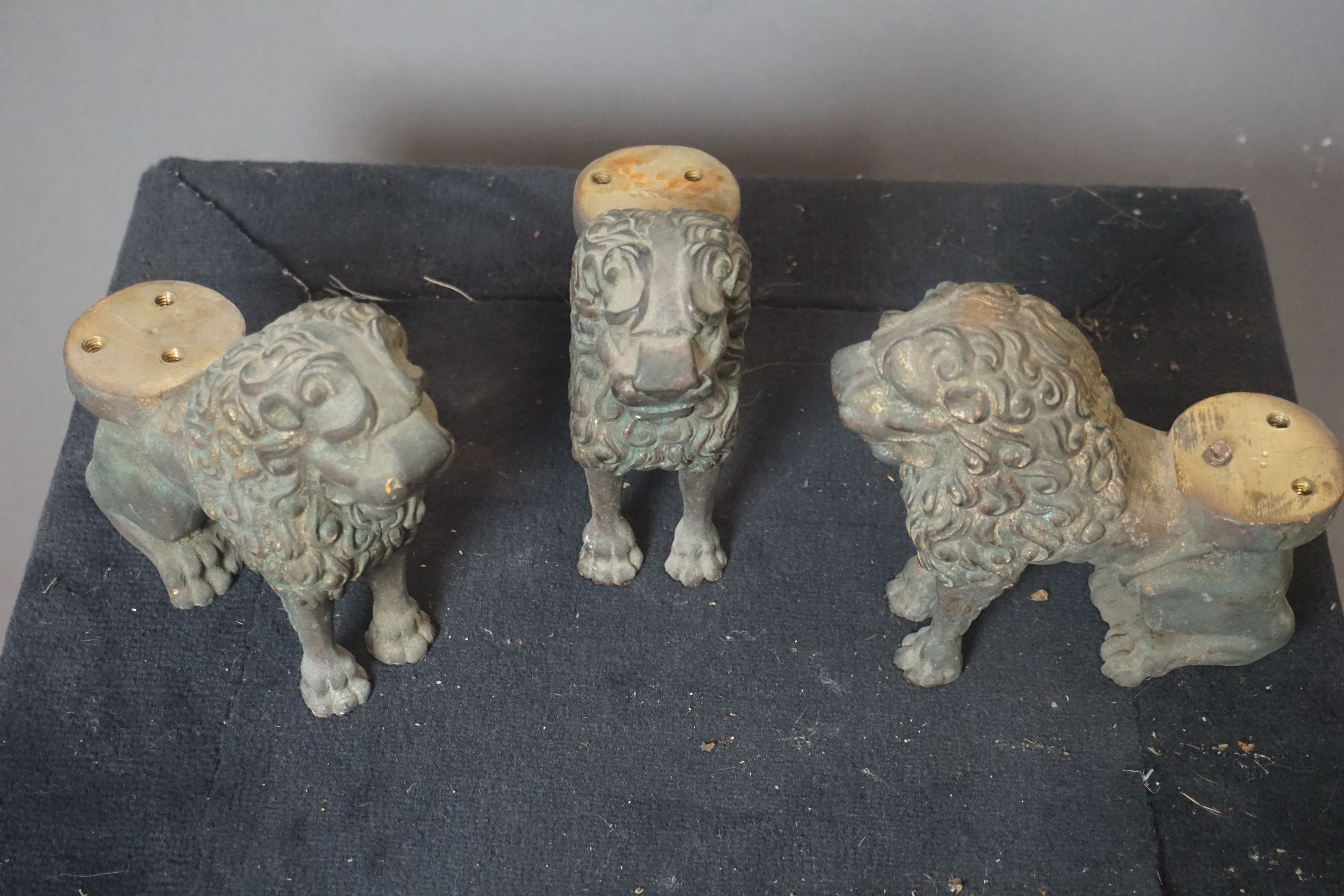 Lot of decorative lions in bronze, feet of candlestick? 19th H14x6x17 - Image 2 of 2
