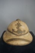 Colonial helmet in wood H16
