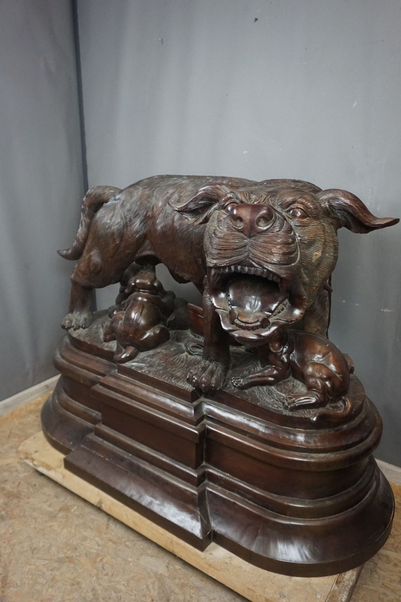 Monumental sculpture in wood, dog with nursing puppies, H110X150X81 - Image 2 of 4