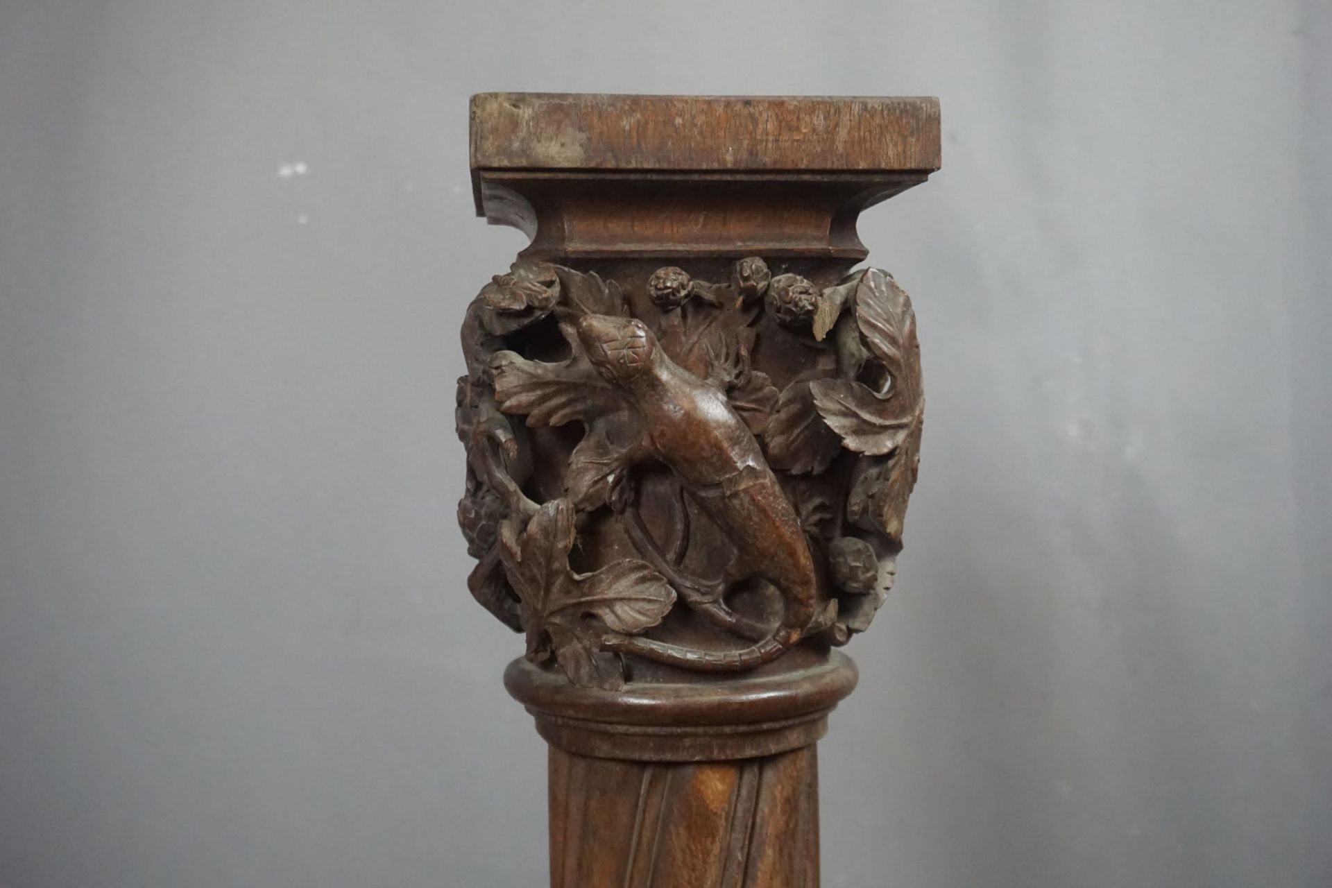 Neo-gothic twisted column in oak with insect sculptures on the capital H120 - Bild 2 aus 3