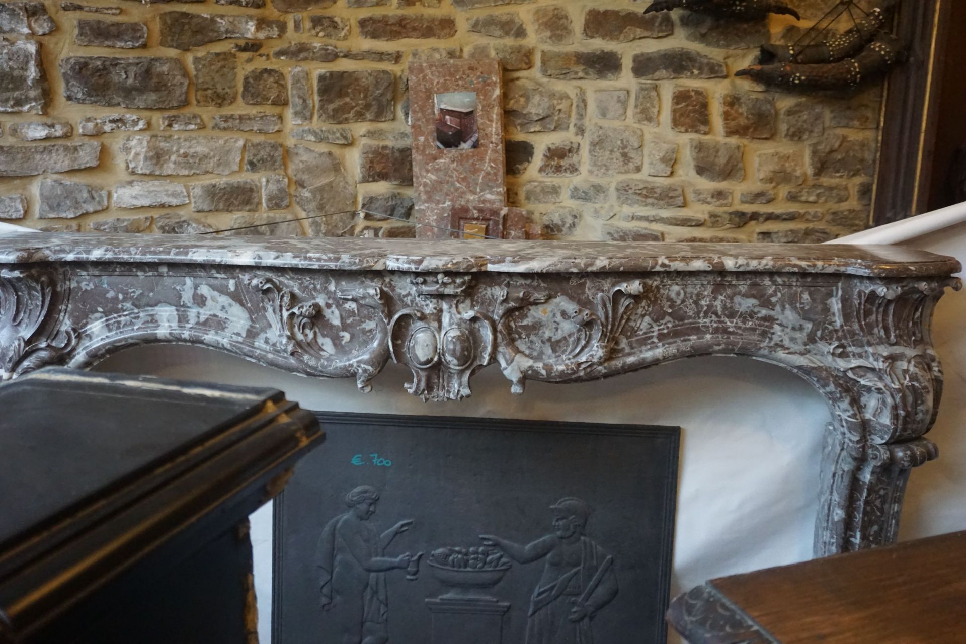 Fireplace in Rose marble with a crowned bridge with dogs, H127x172x24 - Bild 3 aus 3