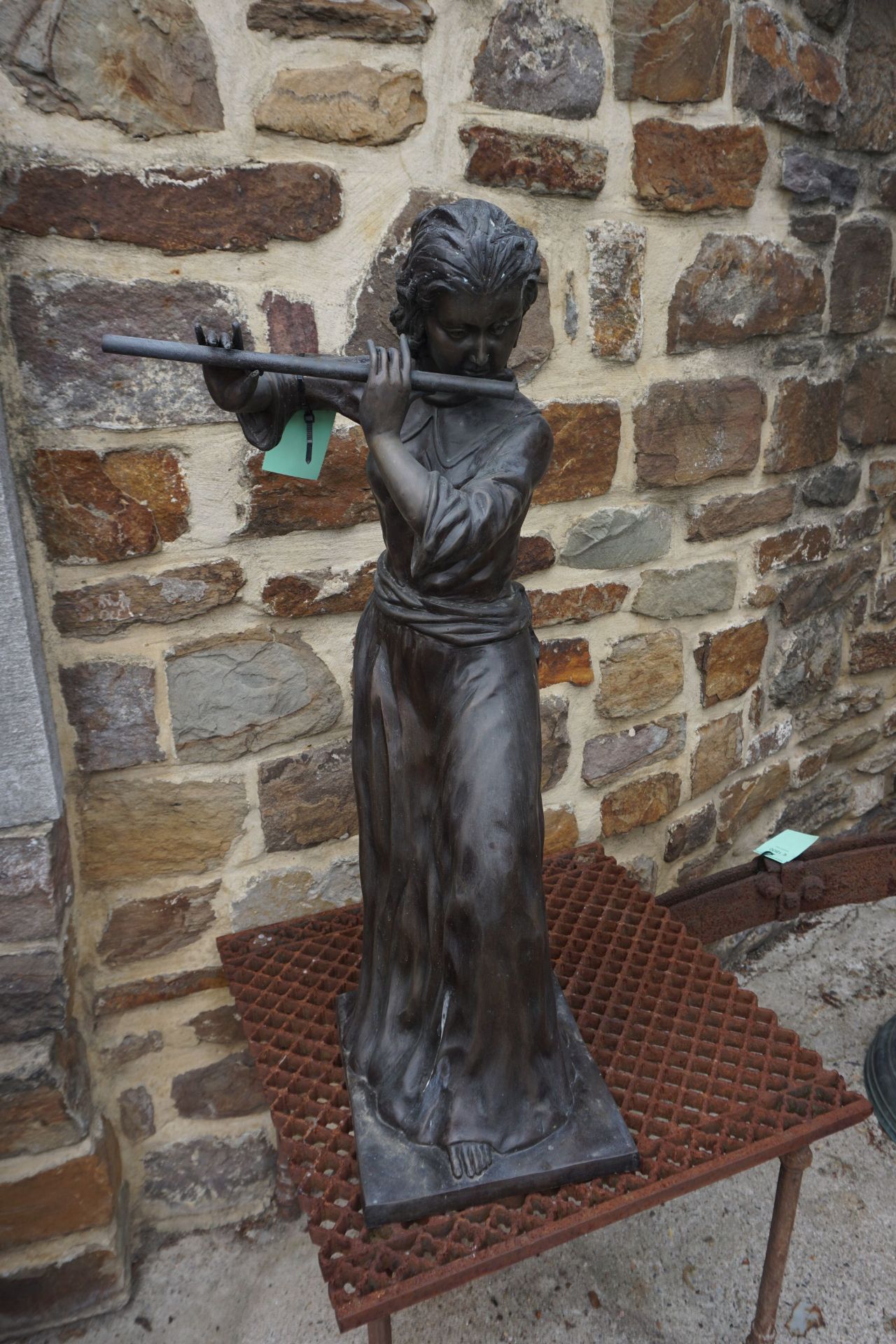 Statue in bronze, flute player H78