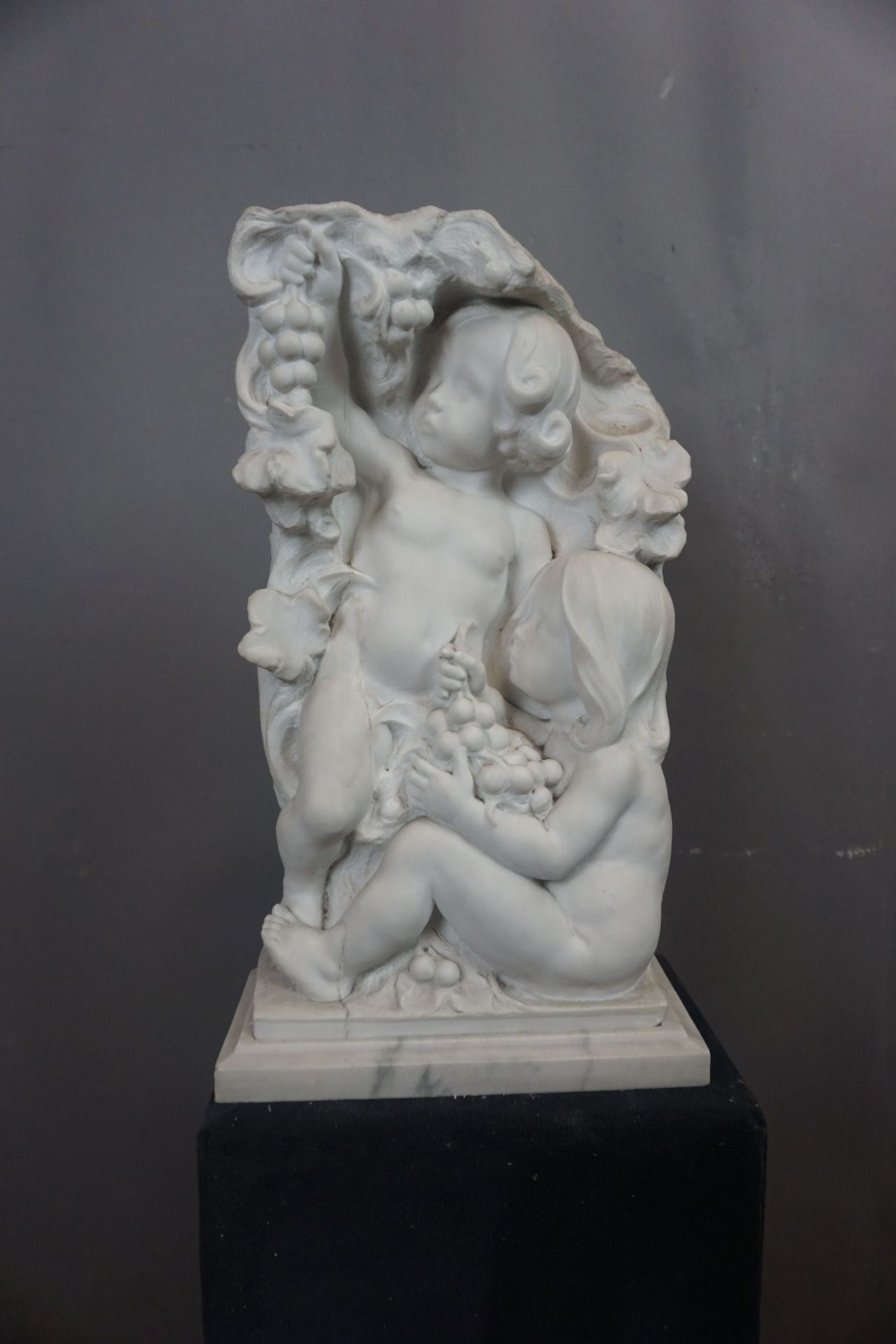 Image in white marble with playing children 20th H50