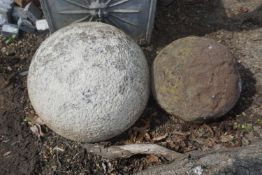 Couple of spheres in stone diameter 18/28