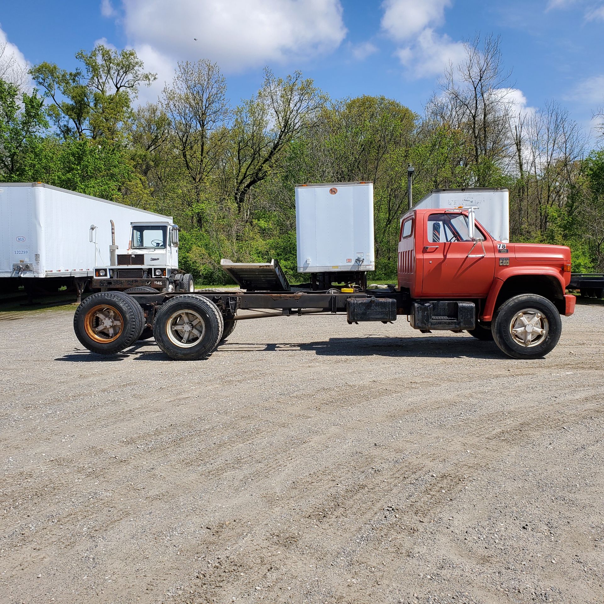 1977 Chevrolet C60 Cab and Chassis, Single Axle w/ Dual Tires and Tag Axle, 5 Speed Transmission - Image 4 of 19
