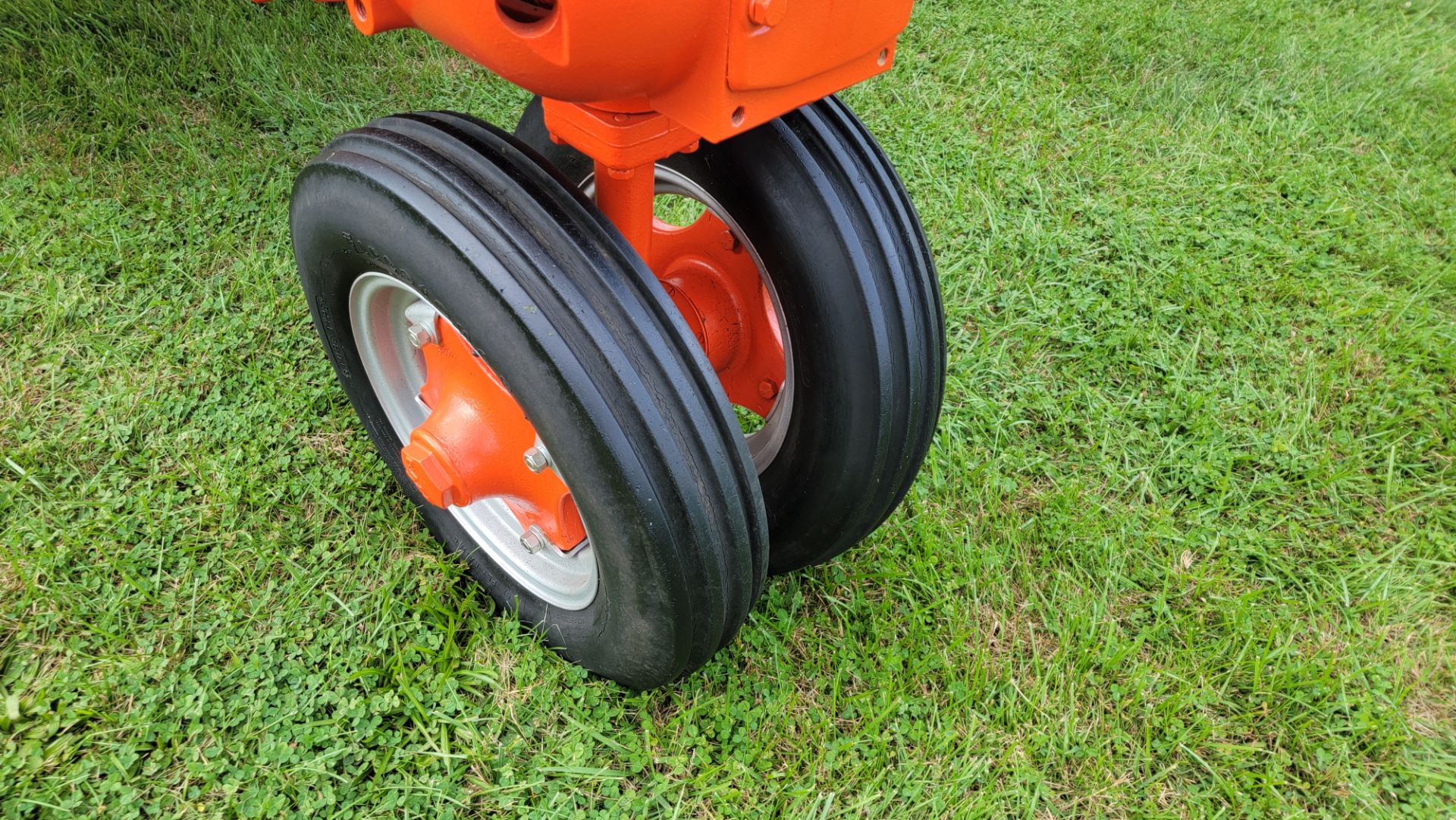 1956 Case 400 Row Crop Tractor, Model 411, s/n 8081224, Gasoline Engine, New in 1956, Restored - Image 21 of 32