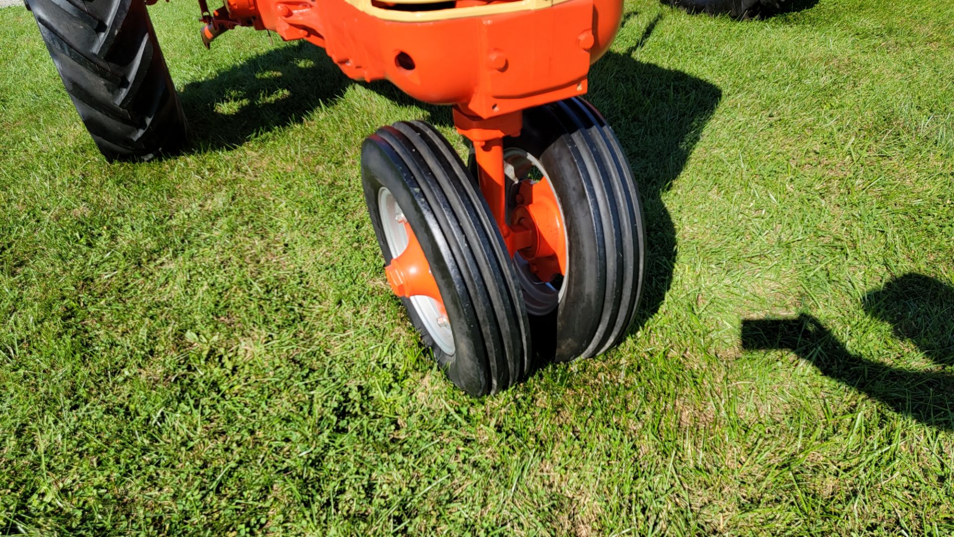 1956 Case 400 Row Crop Tractor, Model 411, s/n 8081224, Gasoline Engine, New in 1956, Restored - Image 10 of 32