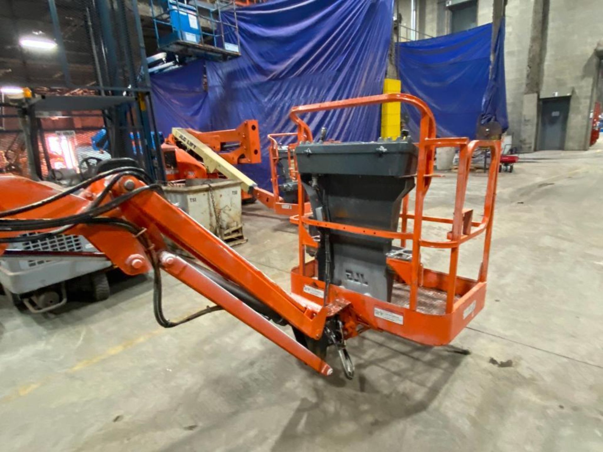 JLG E300AJP Articulating Boom Lift (S/N 300124789, Year 2008), with 29'5" Platform Height, 30" x 48" - Image 4 of 12