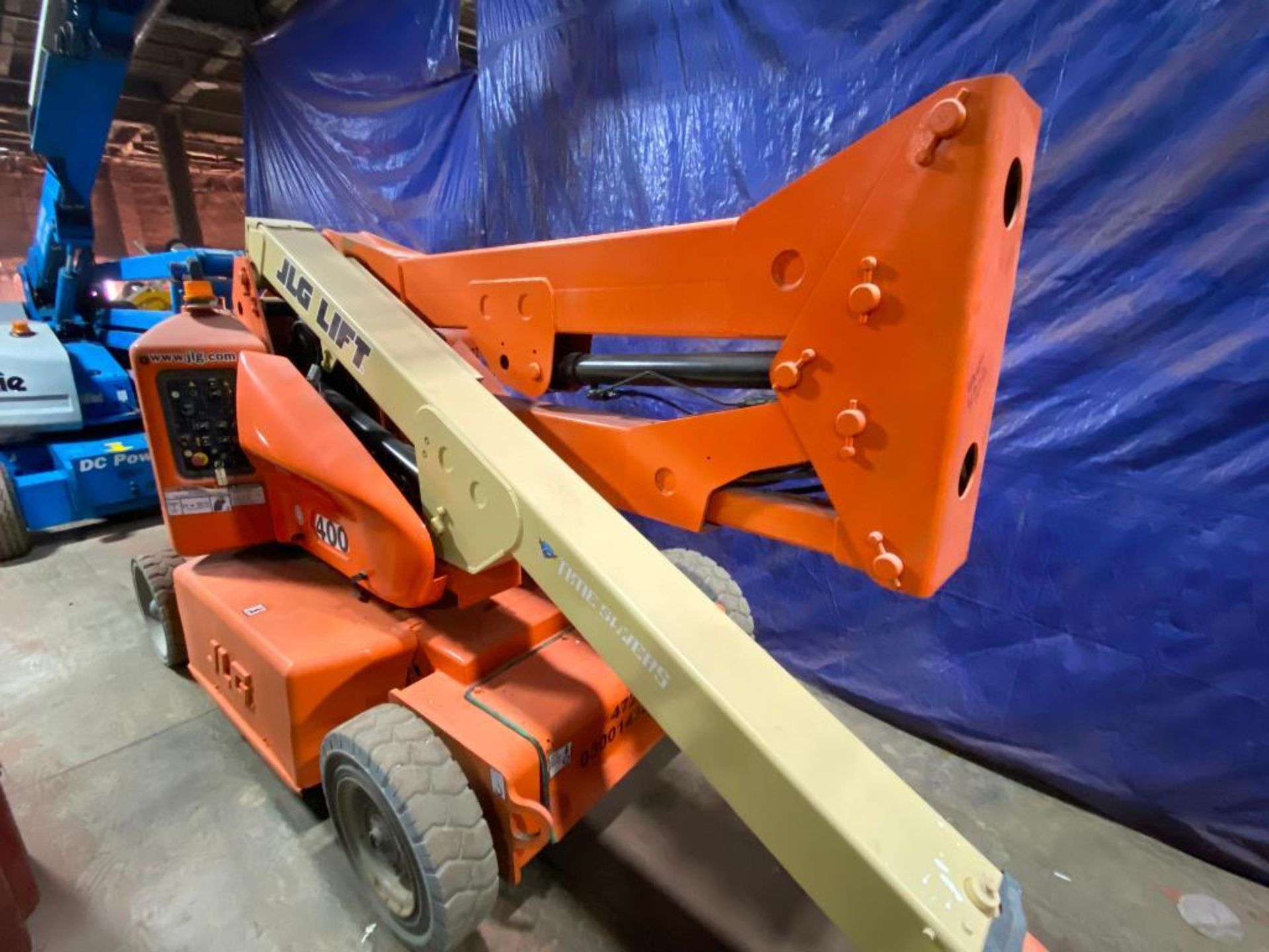 JLG E400AN Articulating Boom Lift (S/N 300143895, Year 2011), with 40' Platform Height, 21.2' Reach, - Image 5 of 12