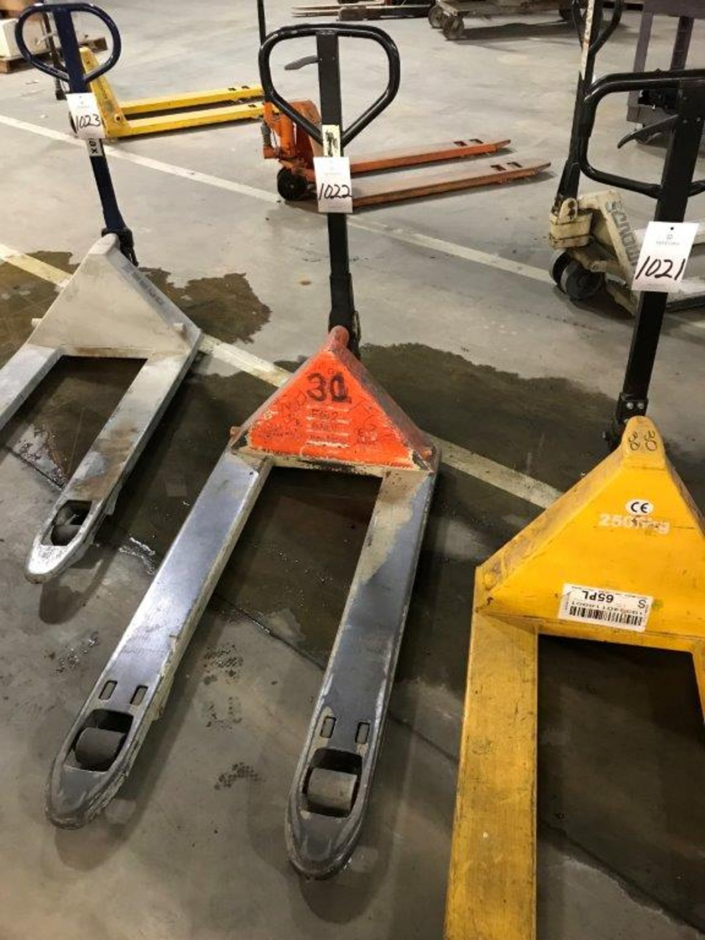 Crown 5,000-Lb Cap Hydraulic Pallet Jack