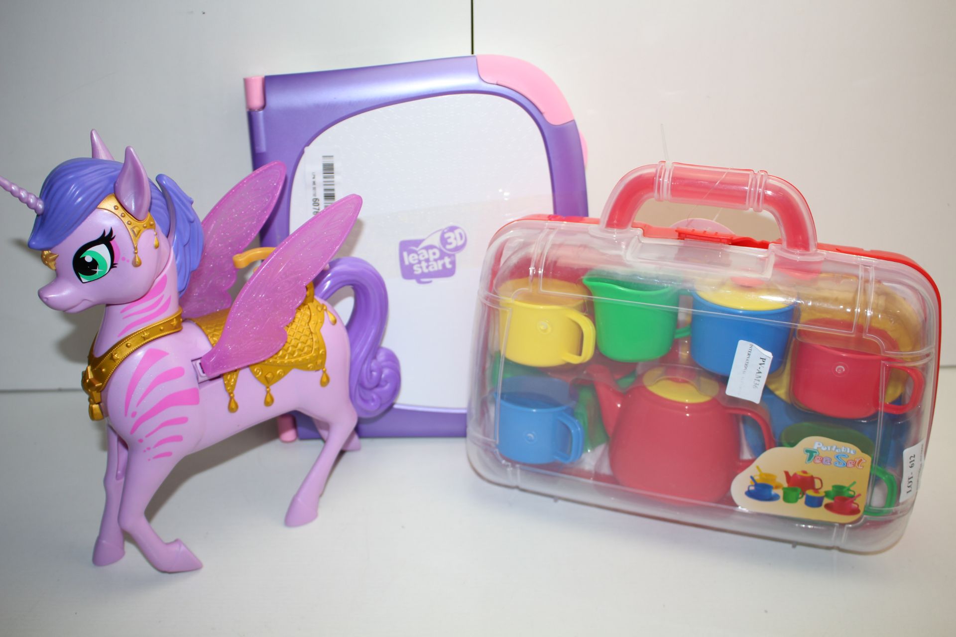 3X ASSORTED ITEMS TO INCLUDE LEAP FROG 3D, UNICORN & OTHER (IMAGE DEPICTS STOCK)Condition