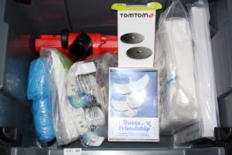 8X ASSORTED ITEMS TO INCLUDE TOMTOM, DOVES OF FRIENDSHIP & OTHER (IMAGE DEPICTS STOCK/GREY BOX NOT