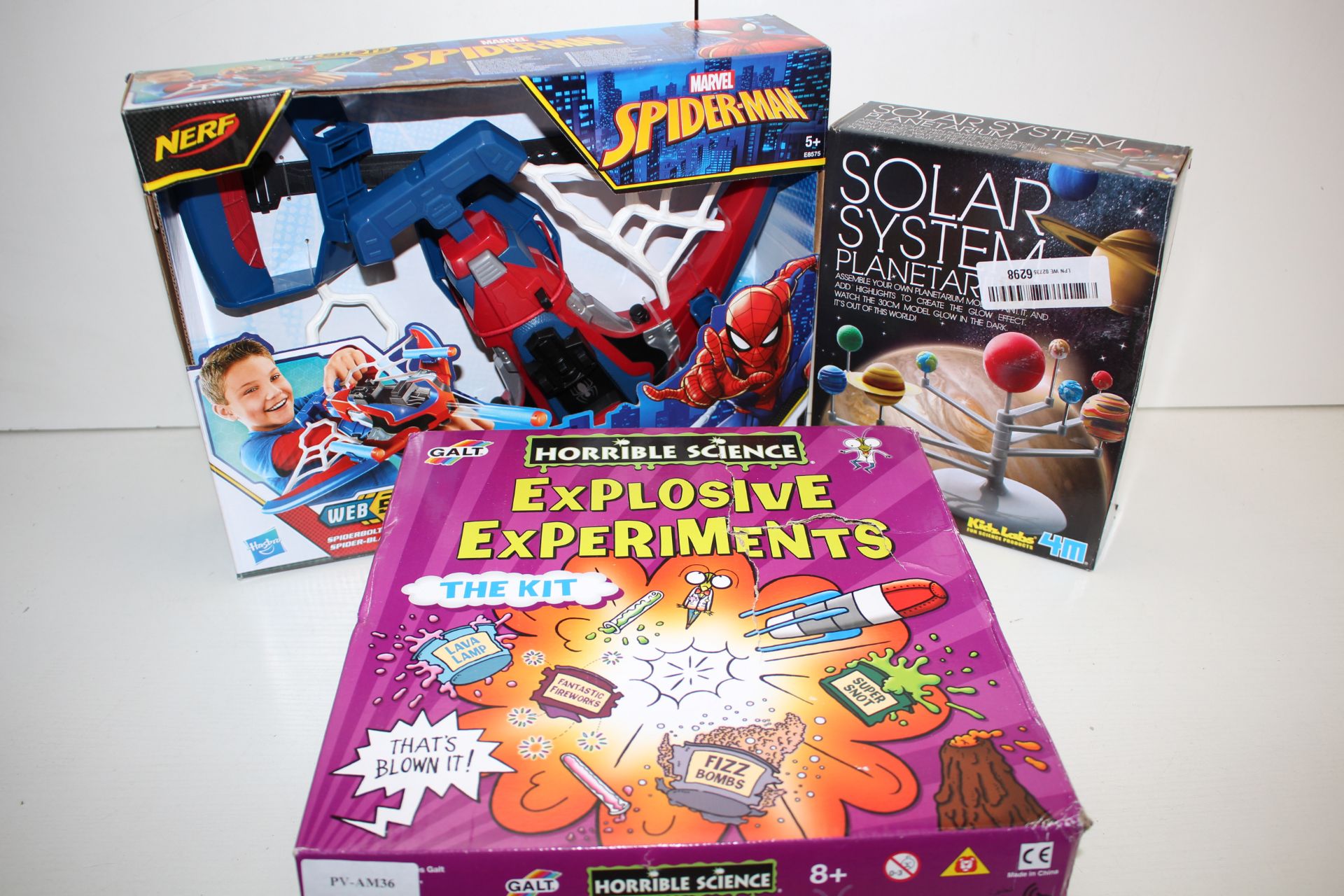 3X ASSORTED BOXED ITEMS TO INCLUDE SPIDER-MAN, HORRIBLE SCIENCE & SOLAR SYSTEM PLANETARIUM (IMAGE