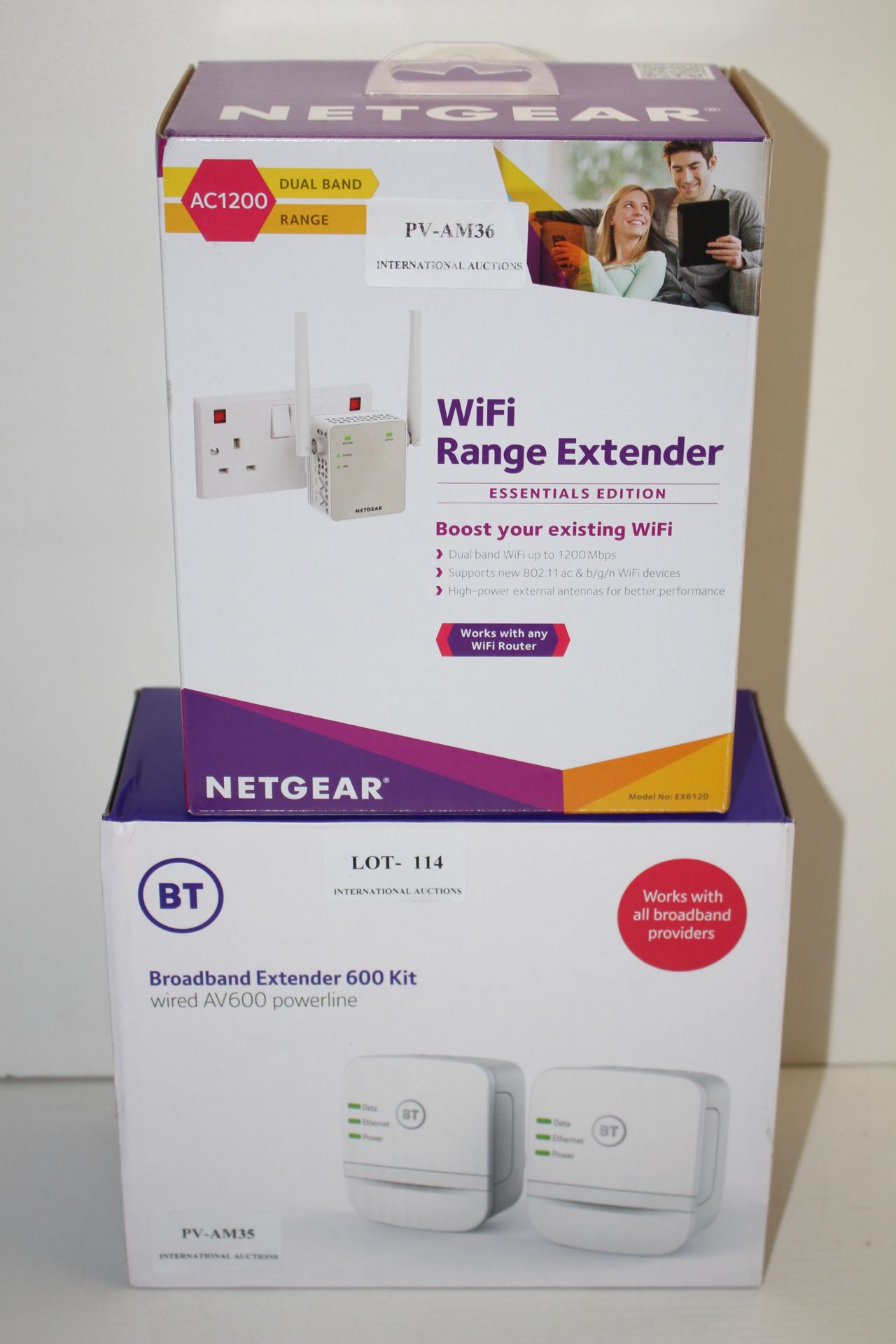 2X BOXED ITEMS TO INCLUDE BT BROADBAND EXTENDER 600KIT & NETGEAR AC1200 DUAL BAND WIFI RANGE