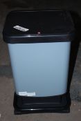 UNBOXED ROTHO SMALL PEDAL BIN RRP £31.99Condition ReportAppraisal Available on Request- All Items