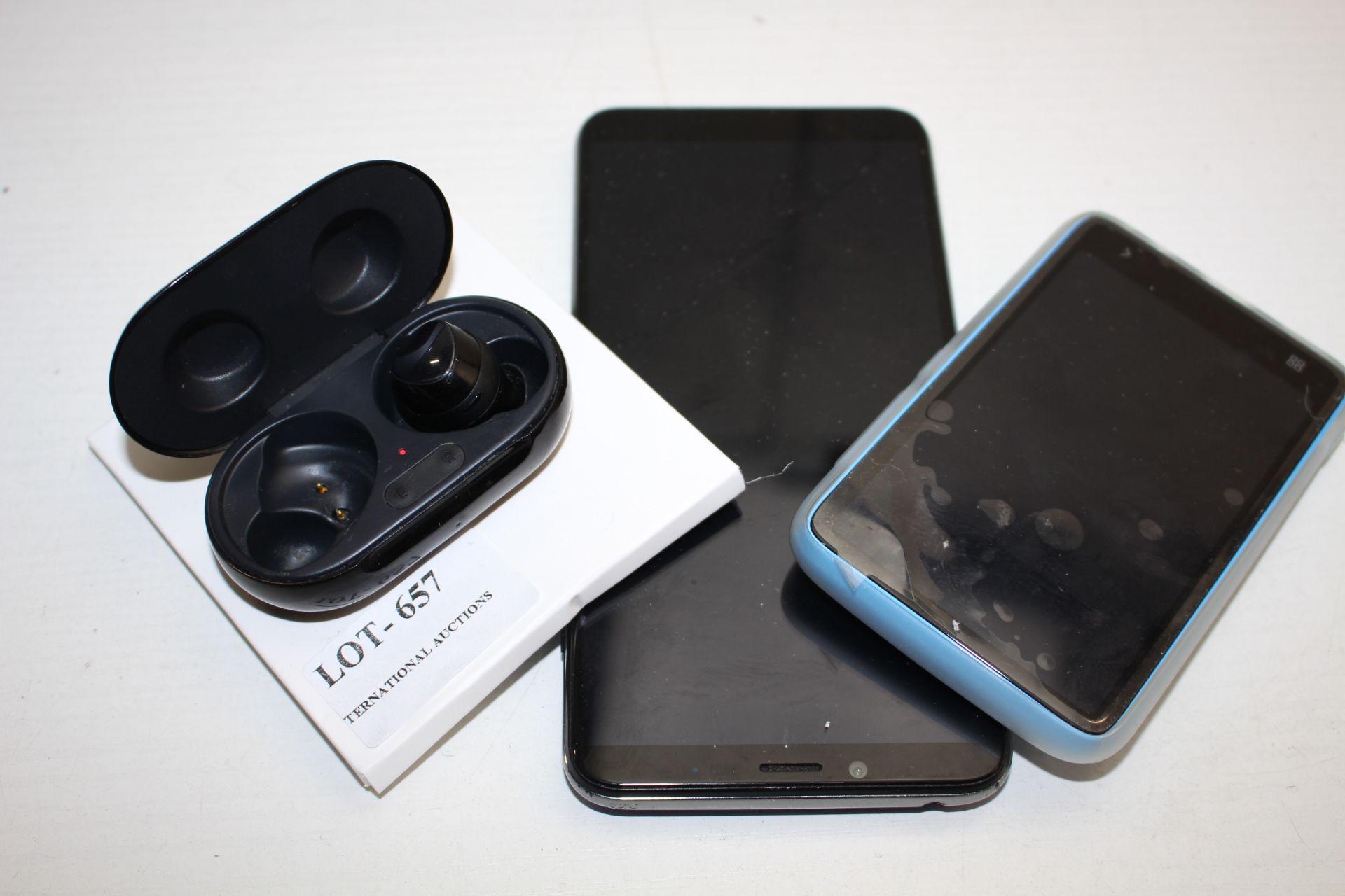 3X ASSORTED UNBOXED ITEMS TO INCLUDE SMART PHONES & SINGLE SAMSUNG BUD+ (IMAGE DEPICTS STOCK)