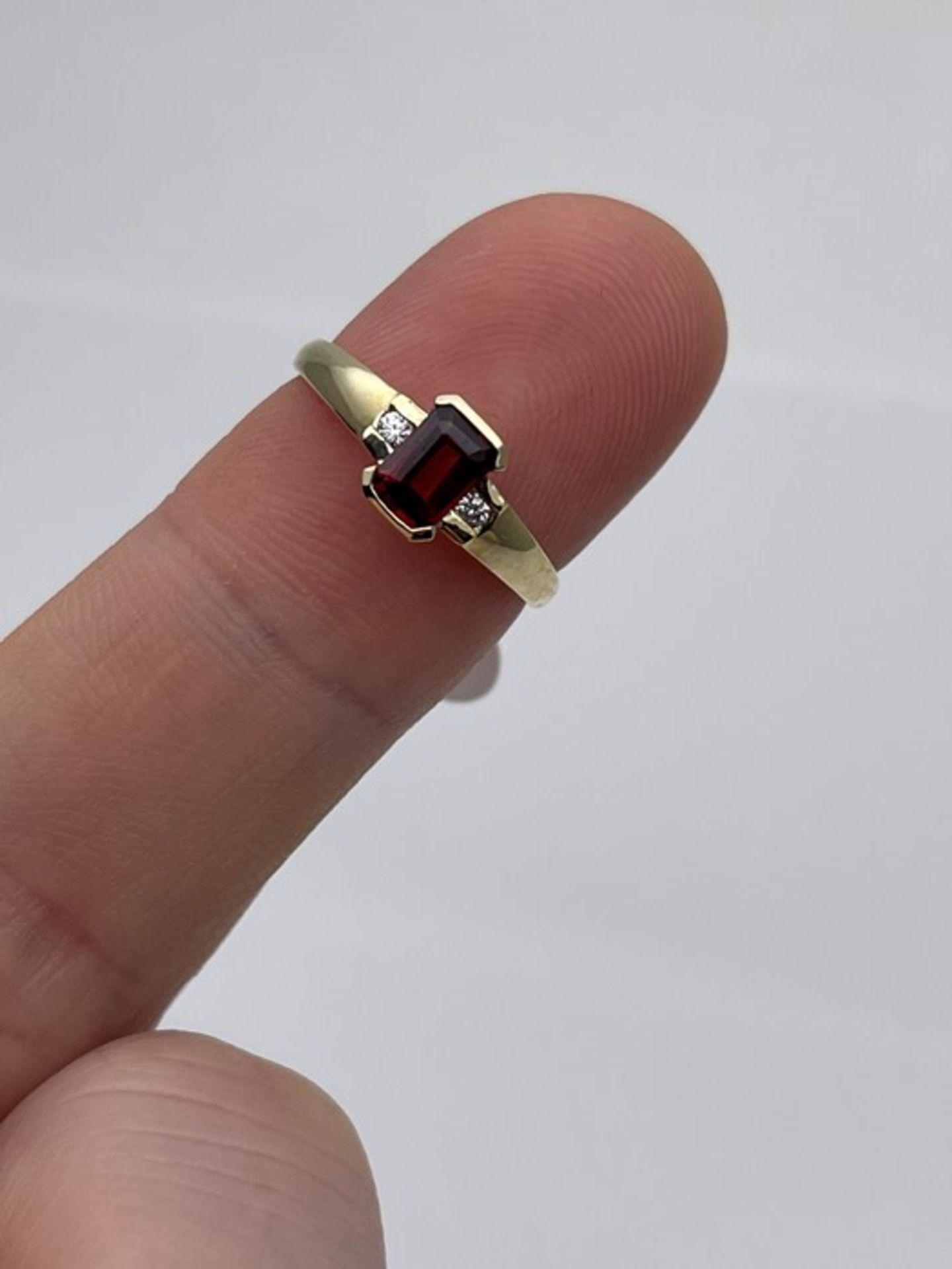 ***£1149.23*** 9CT YELLOW GOLD LADIES DIAMOND AND GARNET RING, RING SIZE- N, INCLUDES GIE - Image 2 of 3