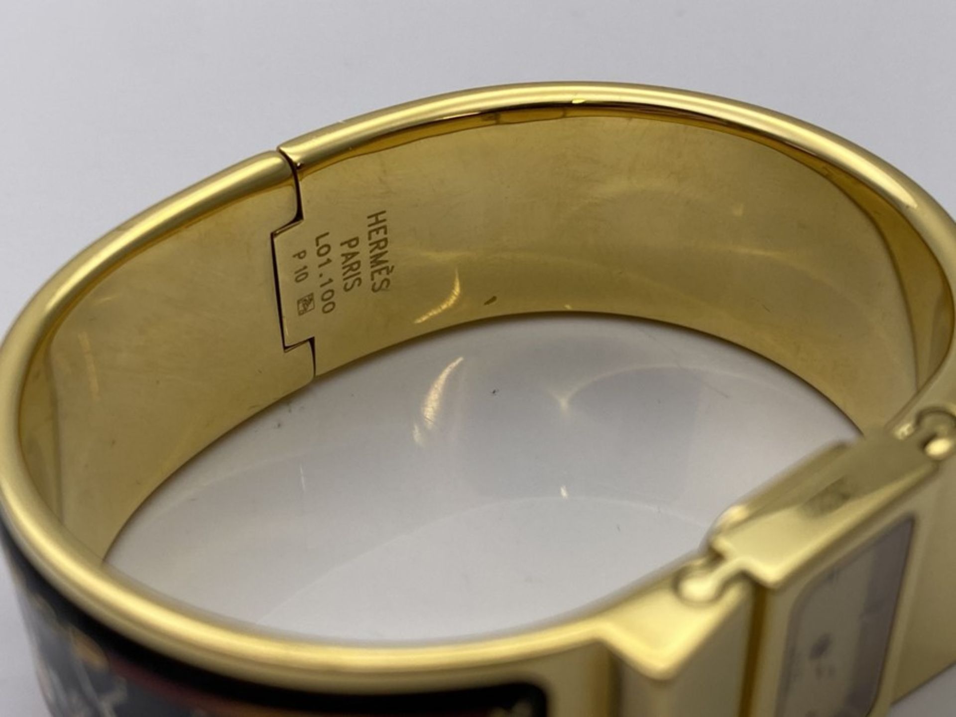 LADIES HERMES PARIS ENAMEL BANGLE WATCH, GOLD TONE, WATCH ONLY - Image 5 of 6