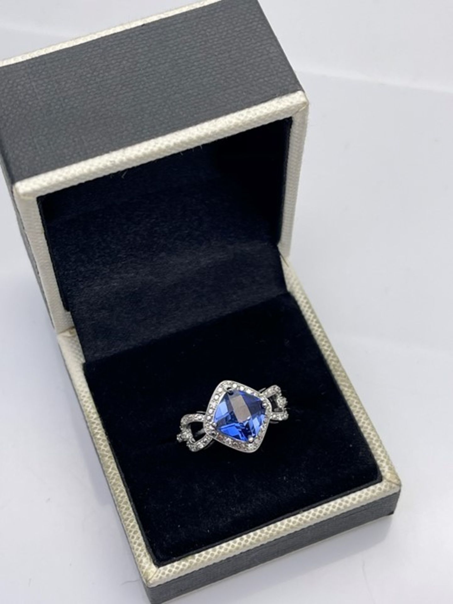 ***£2327.98*** 9CT WHITE GOLD LADIES DIAMOND RING SET WITH A BLUE CENTER STONE, D, VS QUALITY,