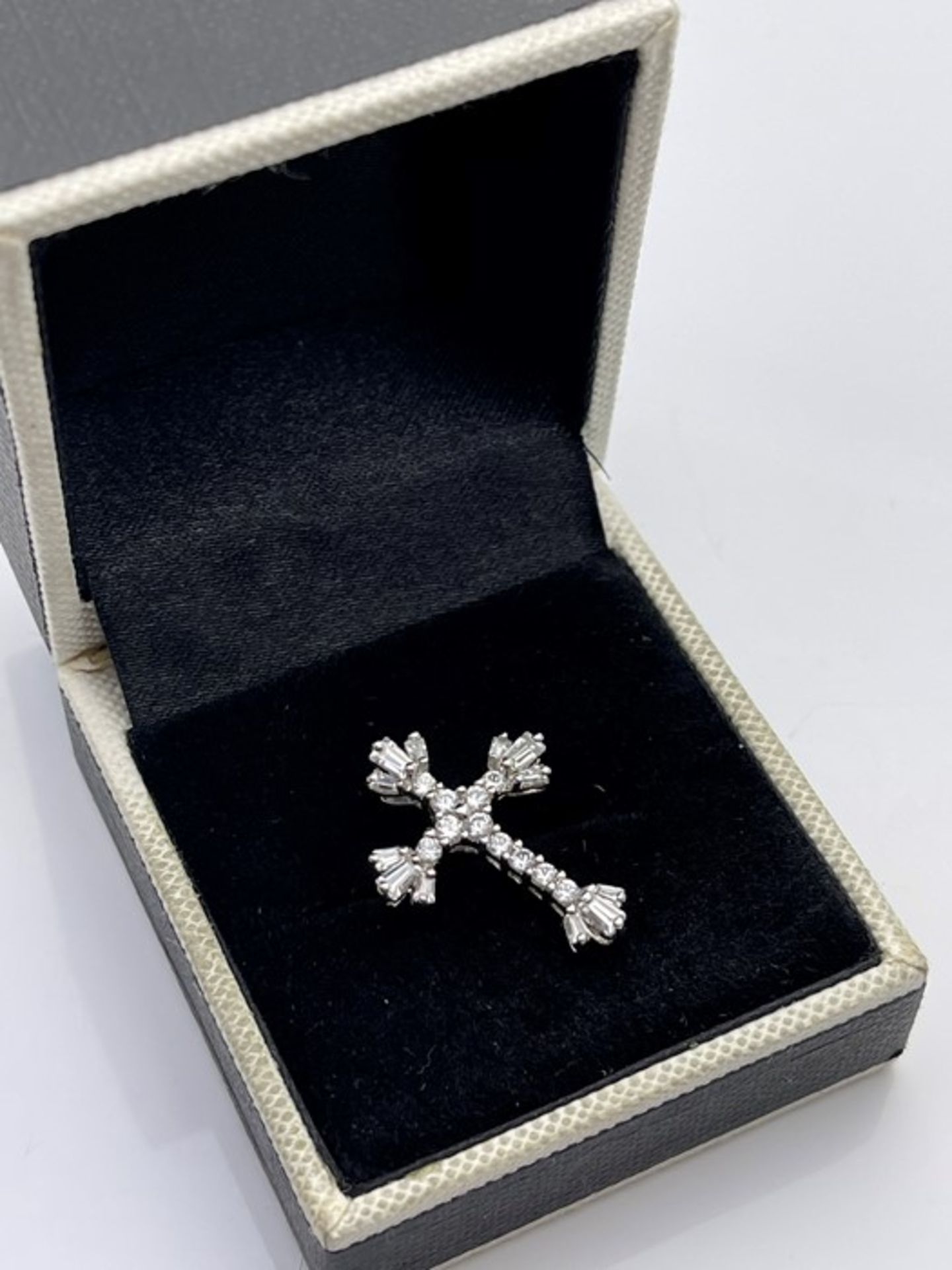 ***£5400.00*** 14CT WHITE GOLD DIAMOND CROSS, TOTAL DIAMOND WEIGHT- 1.00CT, CLARITY- SI, COLOUR-