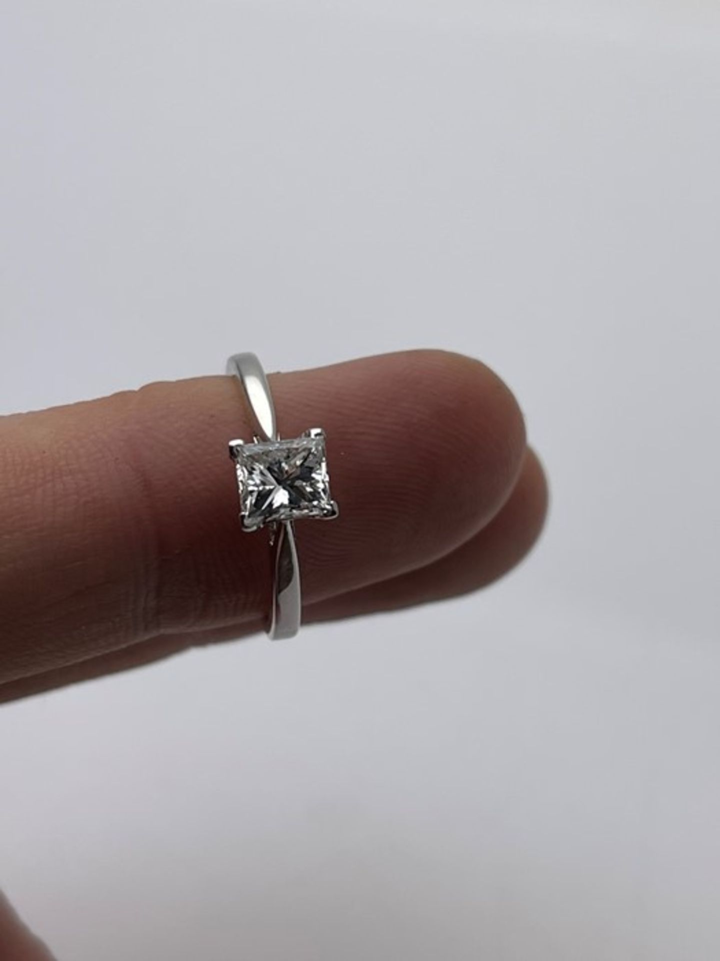 ***£11,385.00*** 18CT WHITE GOLD GIA CERTIFIED, PRINCESS CUT DIAMOND RING, DIAMOND WEIGHT- 1. - Image 3 of 3